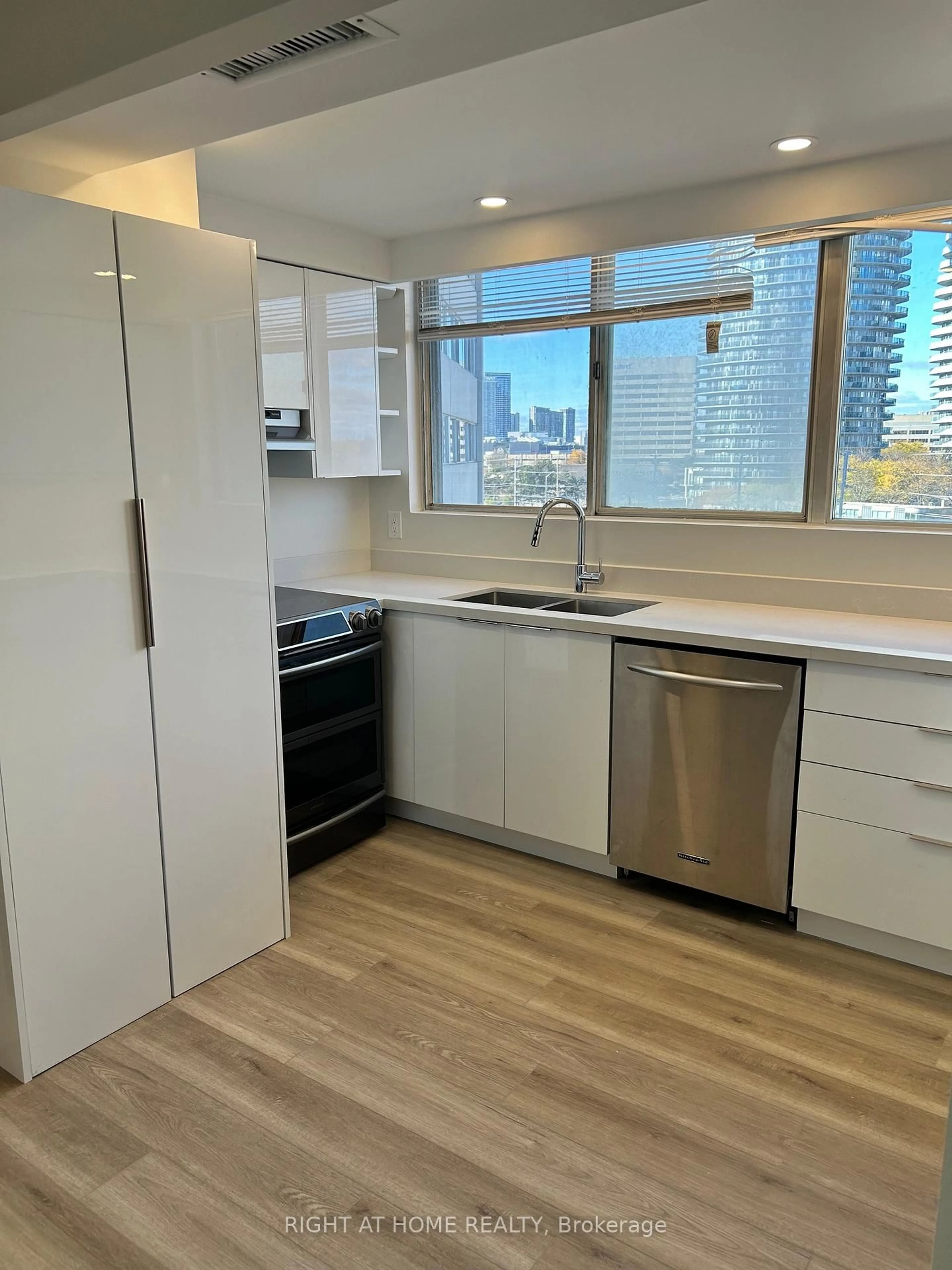 Standard kitchen, unknown for 3700 KANEFF Cres #809, Mississauga Ontario L5A 4B8