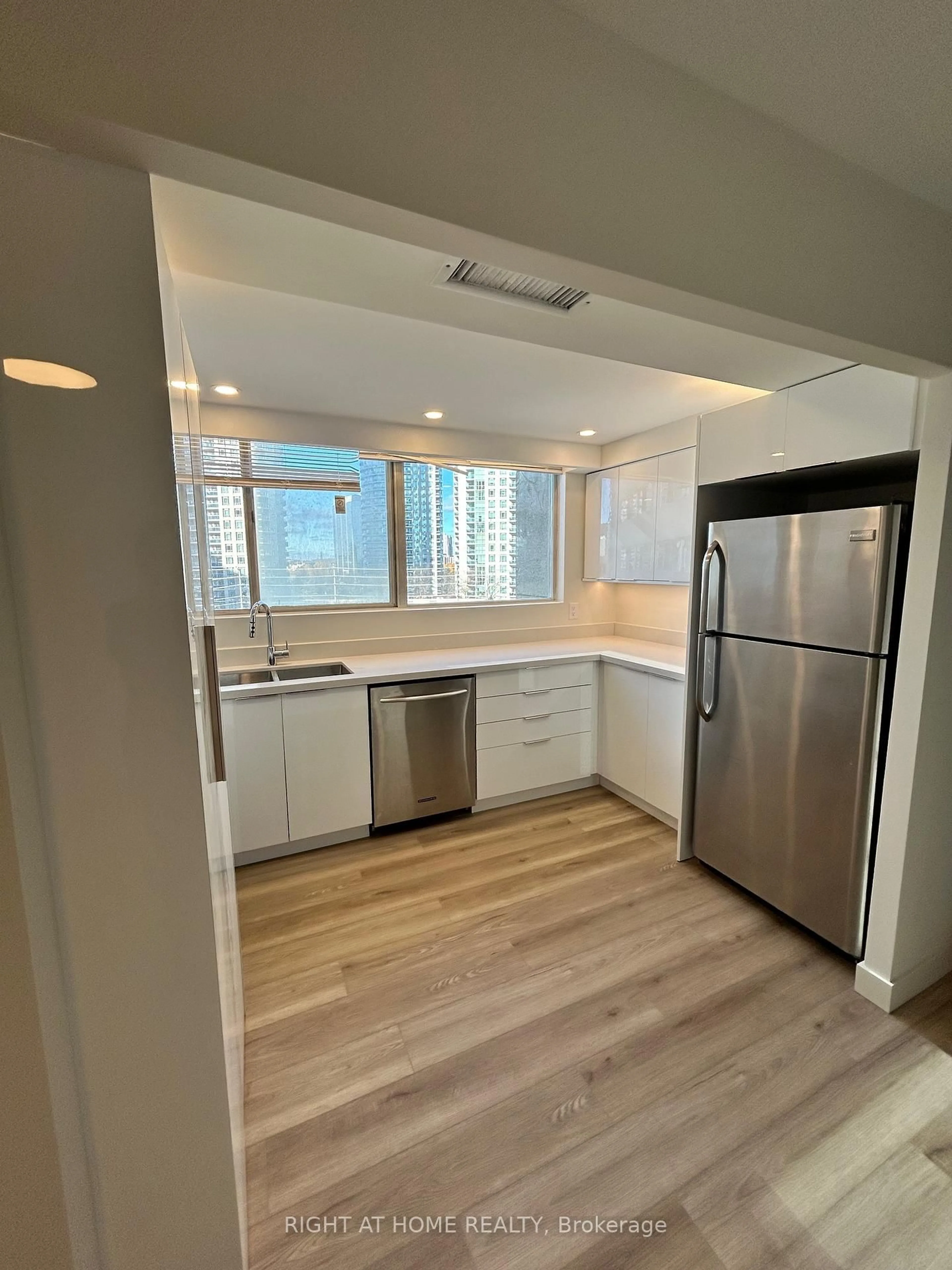 Open concept kitchen, unknown for 3700 KANEFF Cres #809, Mississauga Ontario L5A 4B8