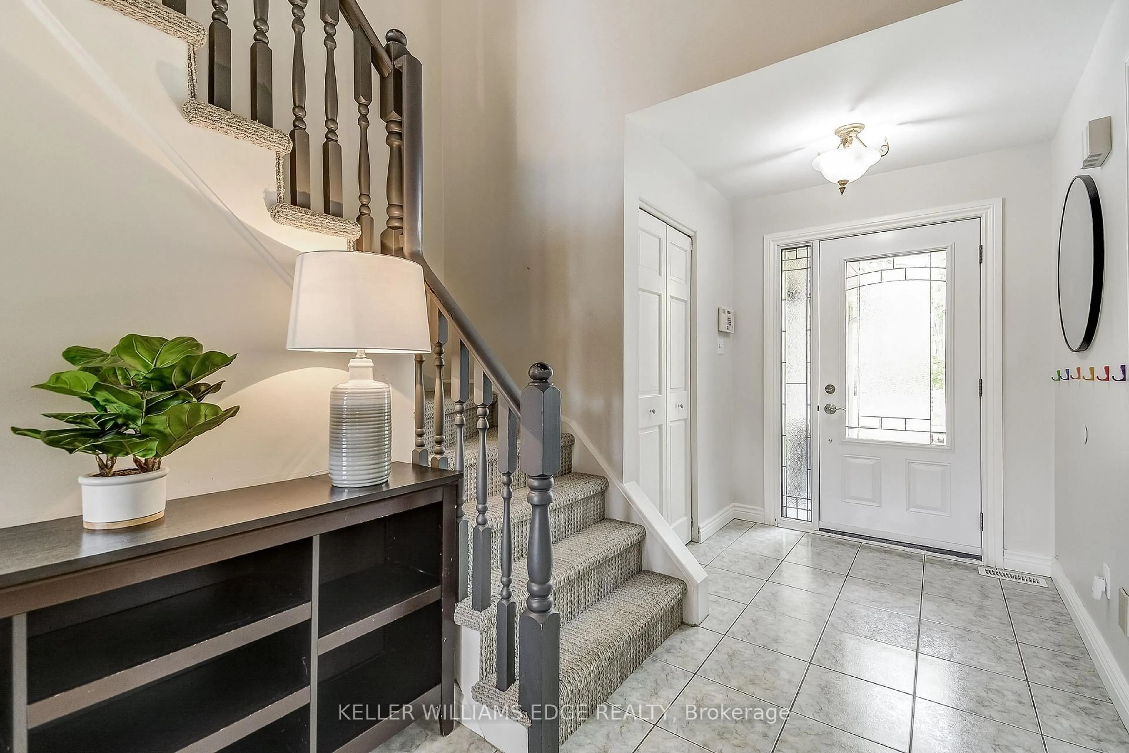 Indoor entryway for 2212 Melissa Cres, Burlington Ontario L7P 4J7