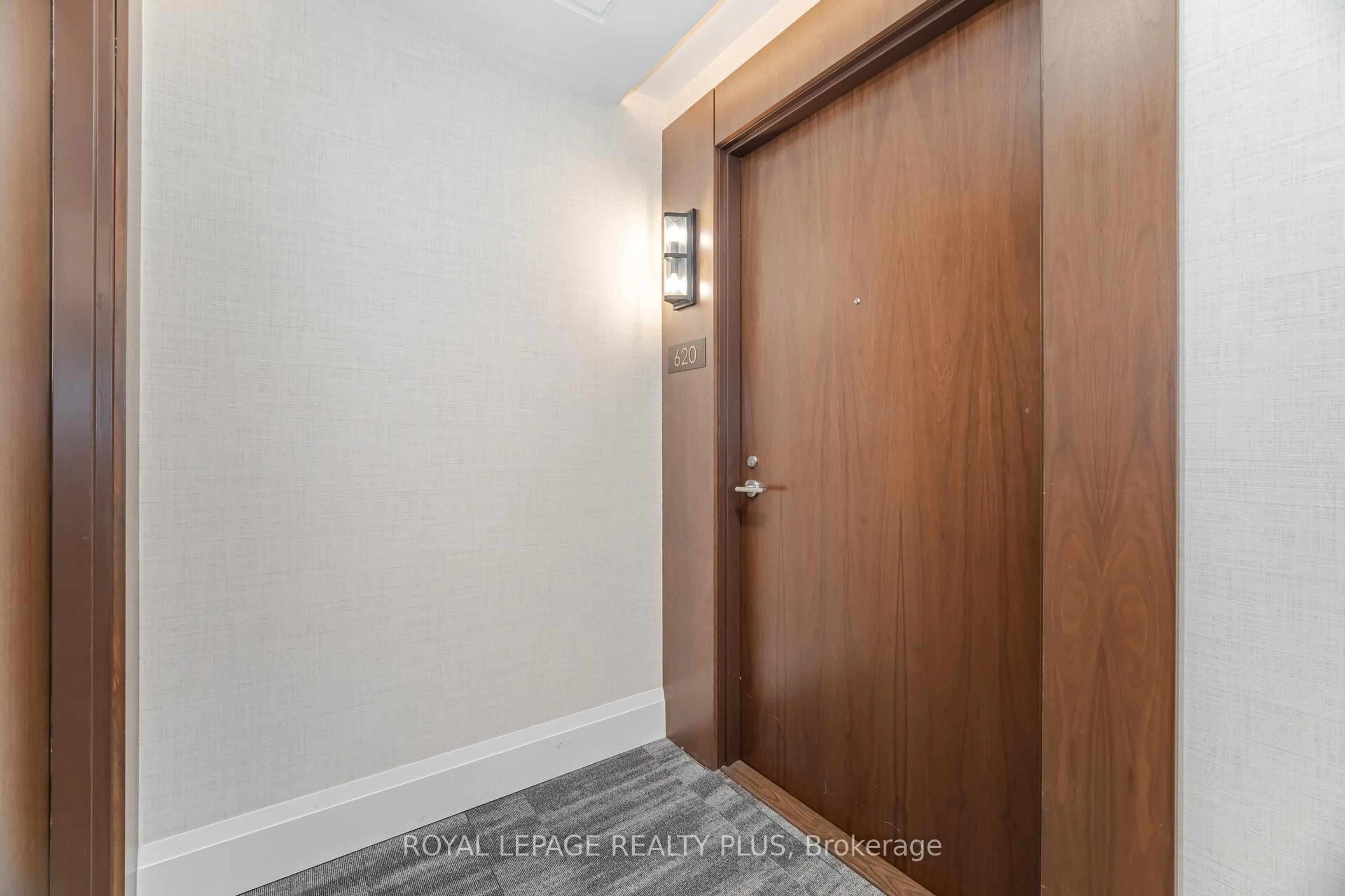 Indoor entryway for 1050 Main St #620, Milton Ontario L9T 9M3