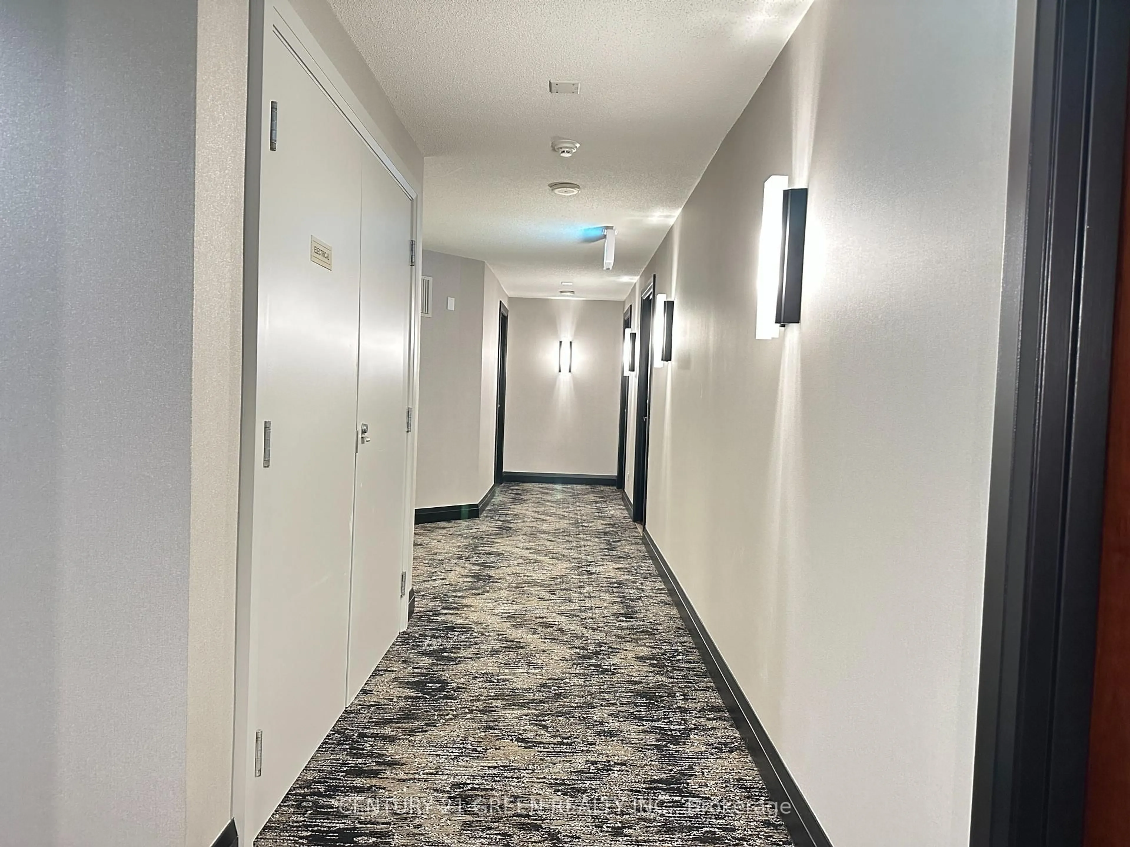 Indoor foyer for 4090 Living Arts Dr #1102, Mississauga Ontario L5B 4M8