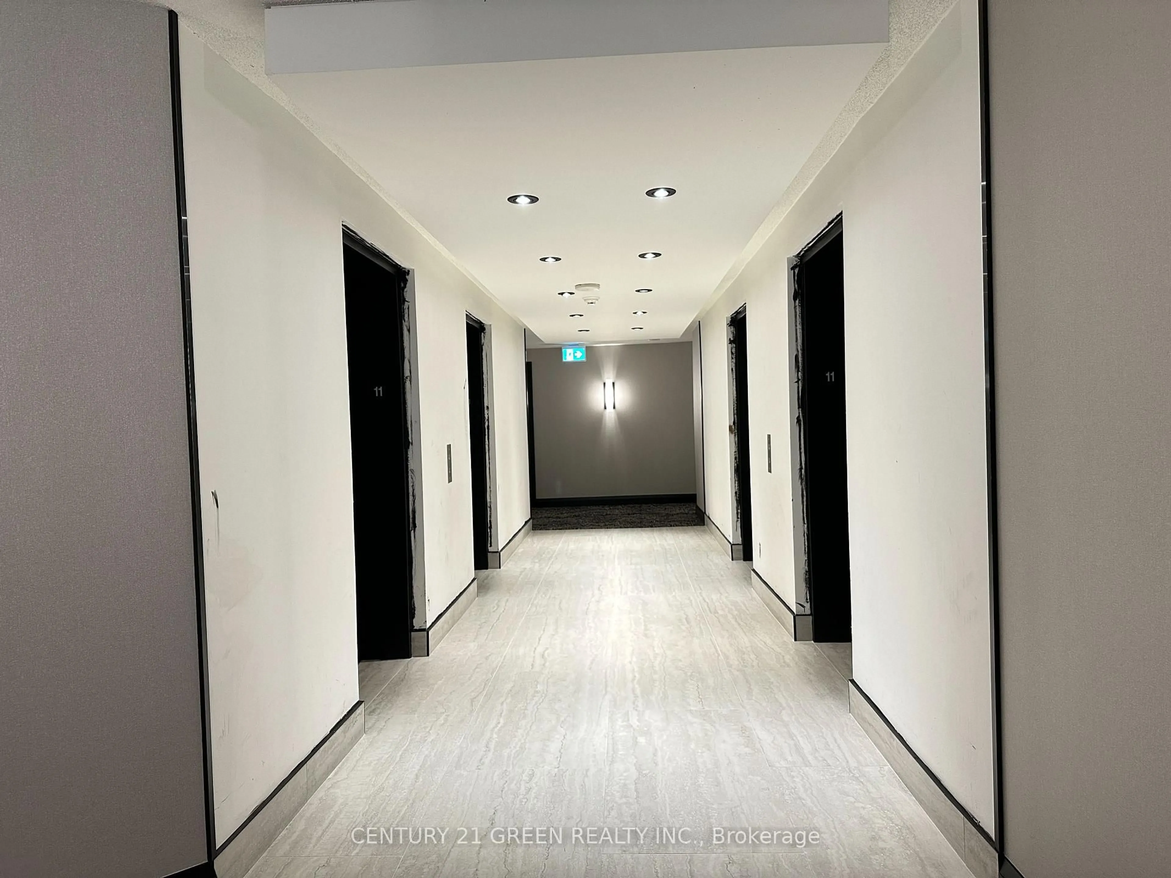 Indoor foyer for 4090 Living Arts Dr #1102, Mississauga Ontario L5B 4M8