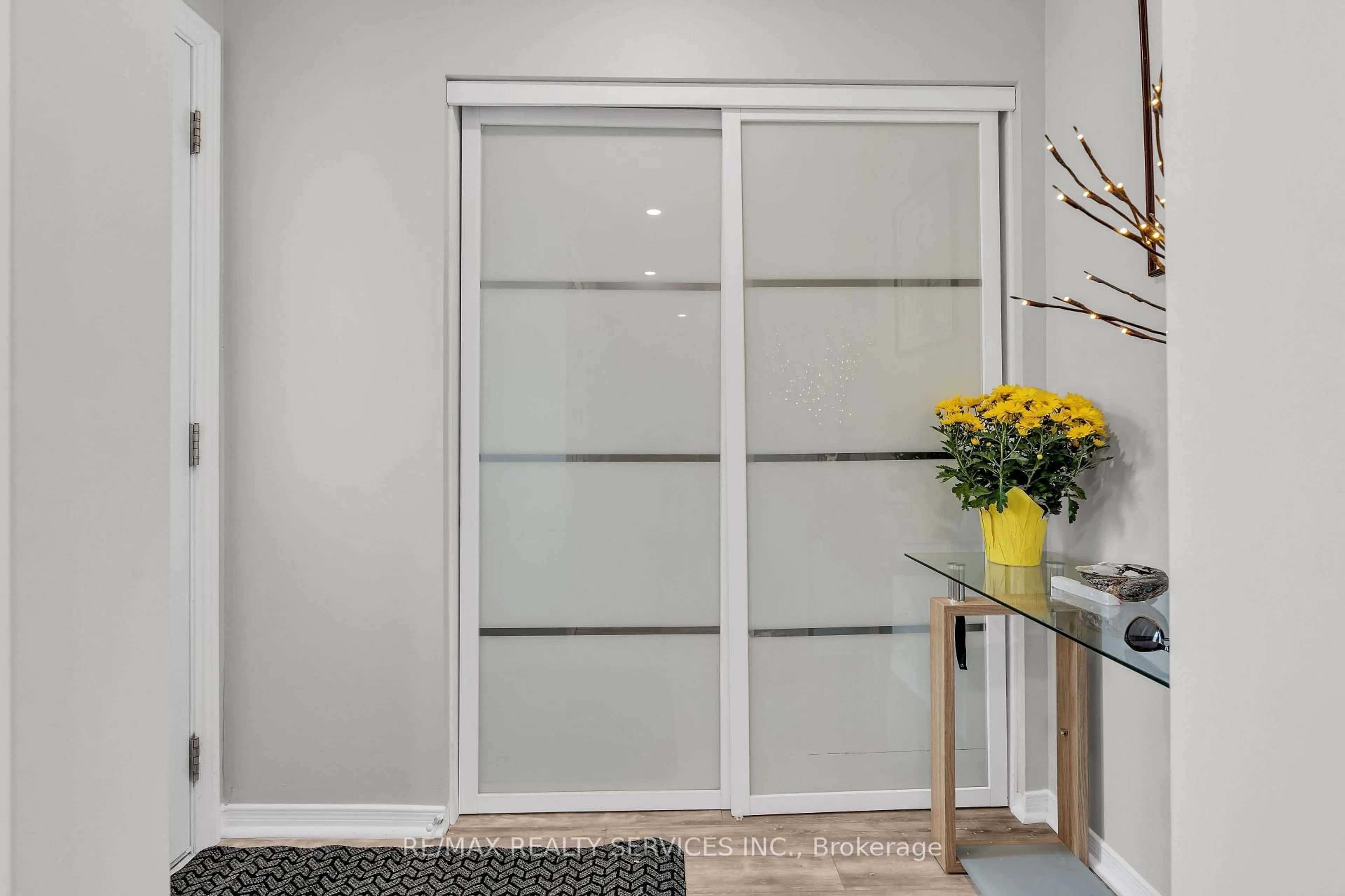 Indoor entryway for 2055 Walkers Line #115, Burlington Ontario L7M 4B5