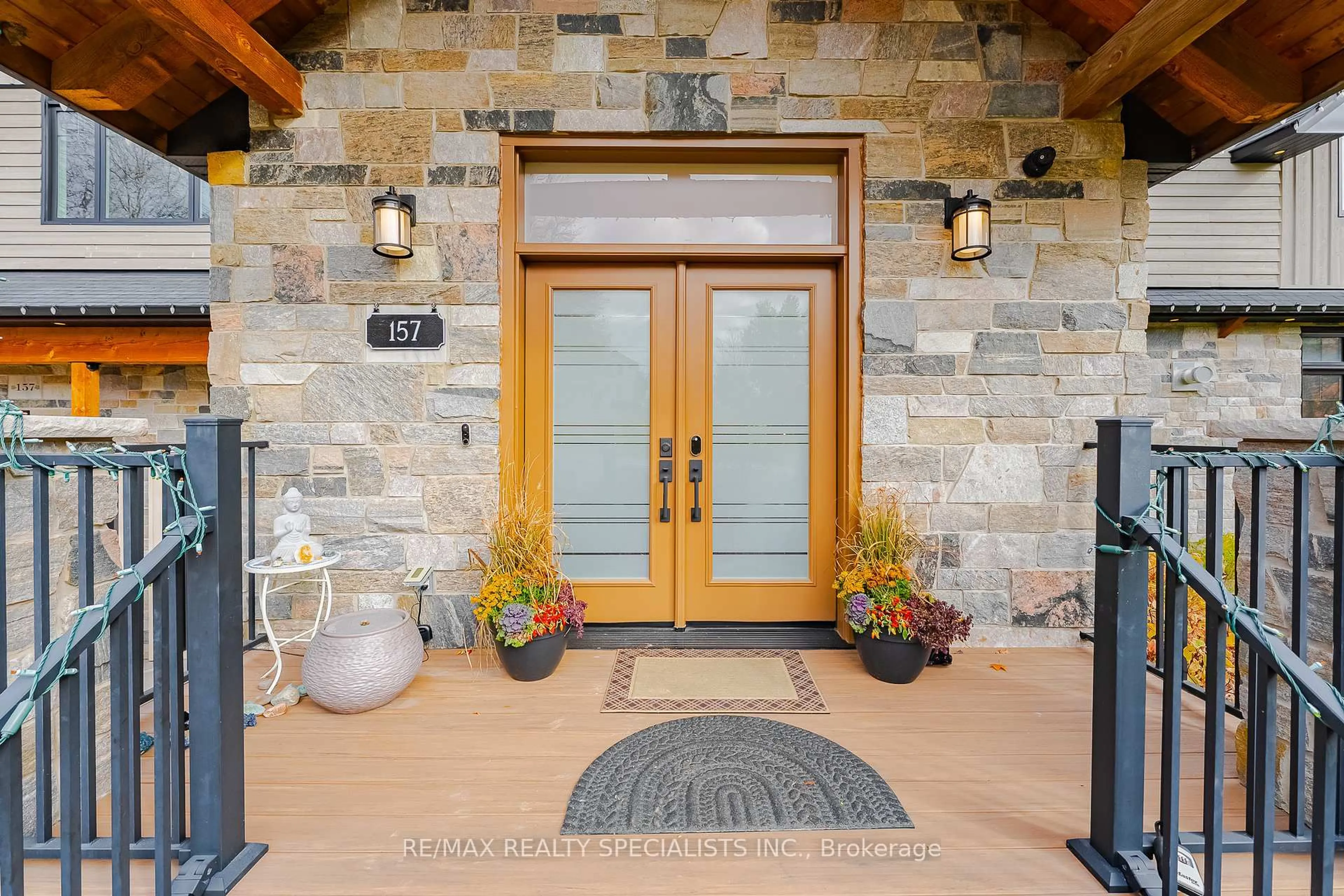 Indoor entryway for 157 Confederation St, Halton Hills Ontario L7G 4S8