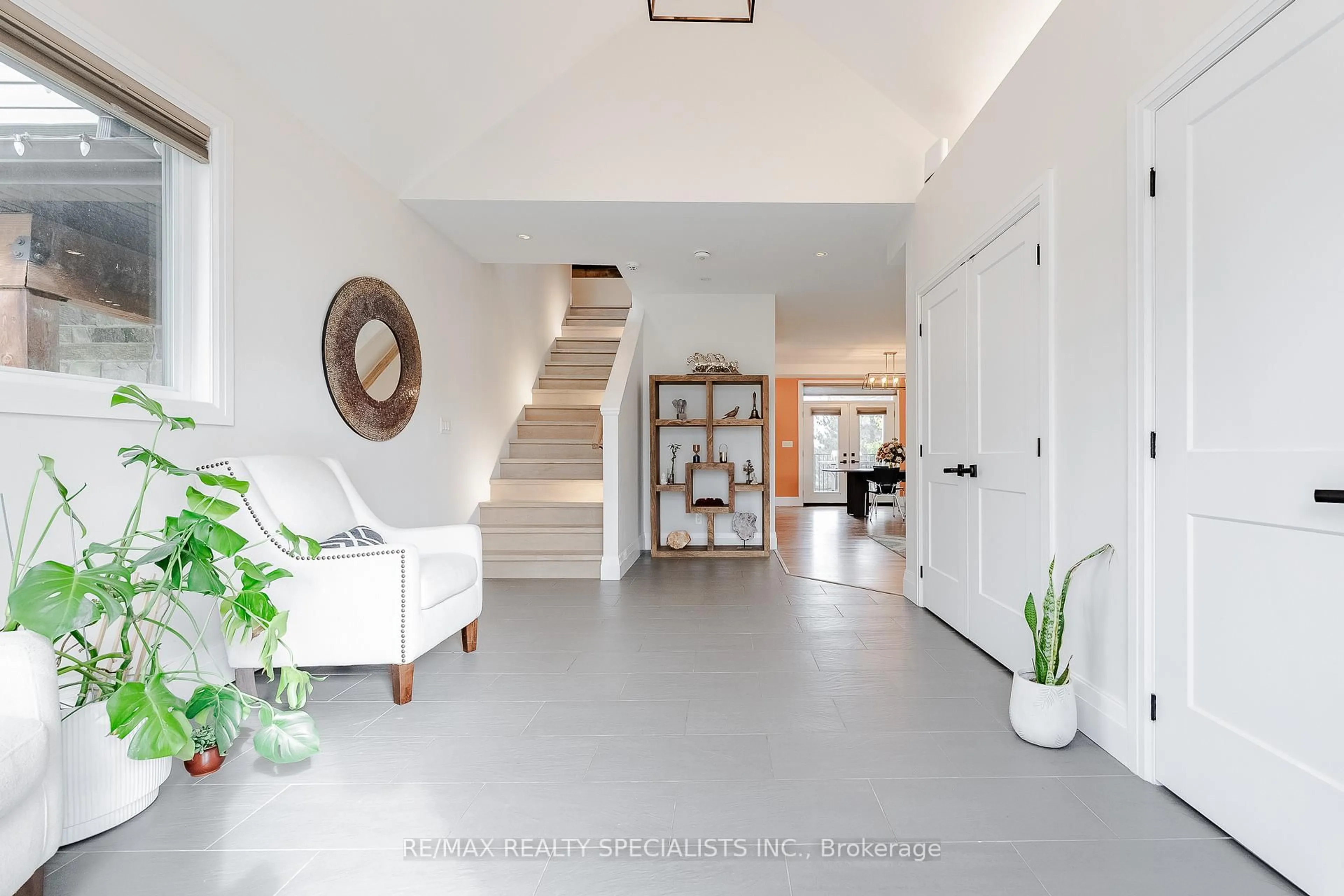 Indoor entryway for 157 Confederation St, Halton Hills Ontario L7G 4S8