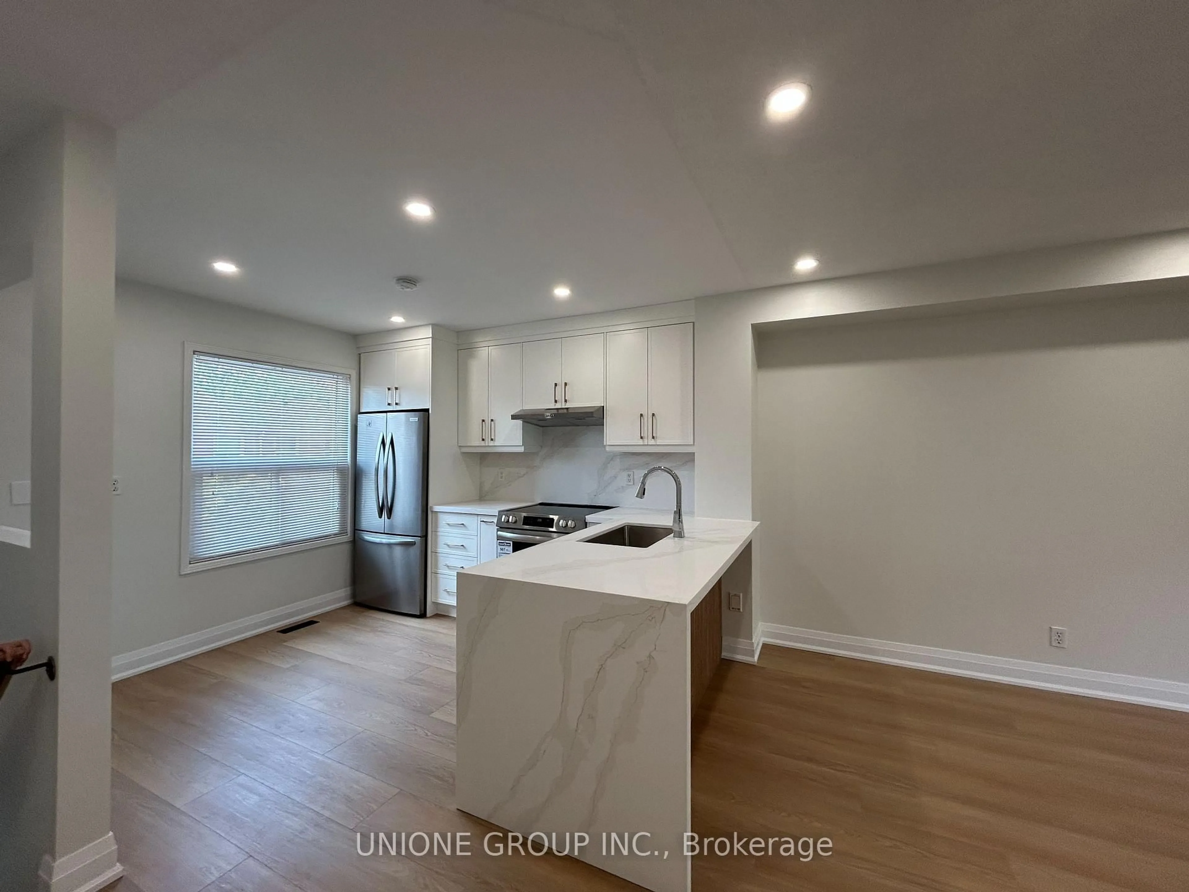 Open concept kitchen, wood/laminate floor for 1570 Reeves Gate #7, Oakville Ontario L6M 3J3