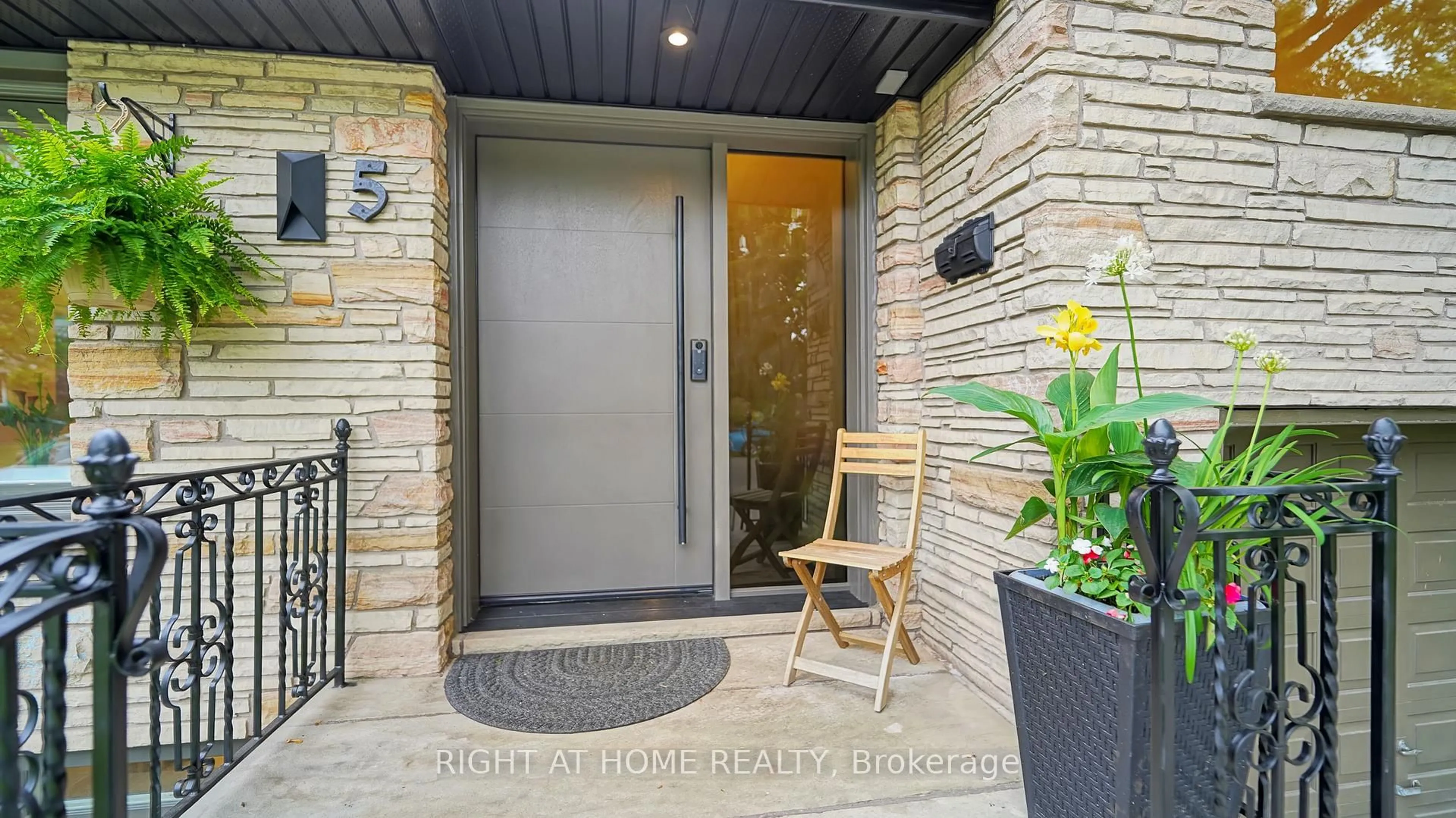 Indoor entryway for 5 Mattice Rd, Toronto Ontario M9A 1E1
