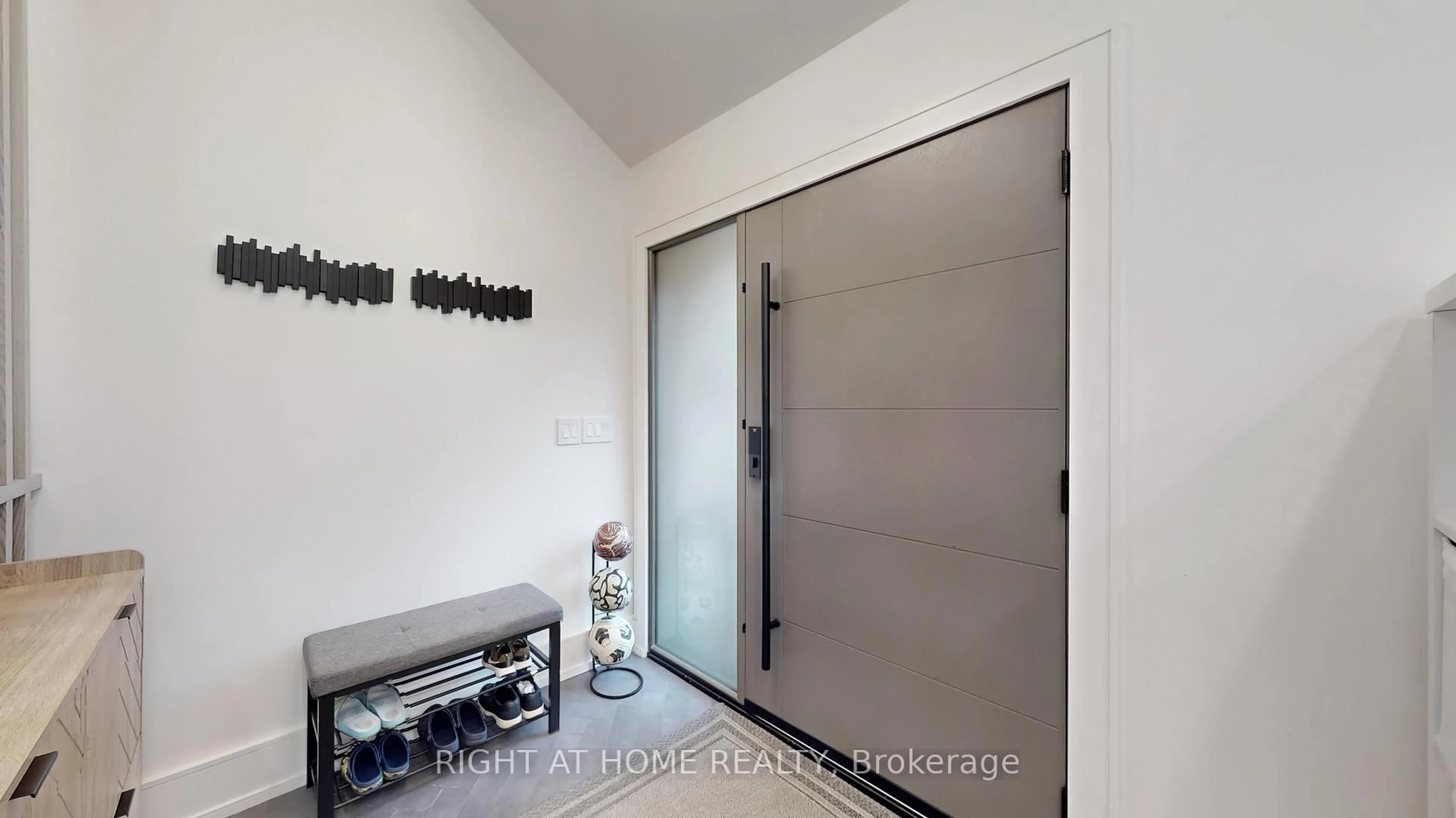 Indoor foyer for 5 Mattice Rd, Toronto Ontario M9A 1E1