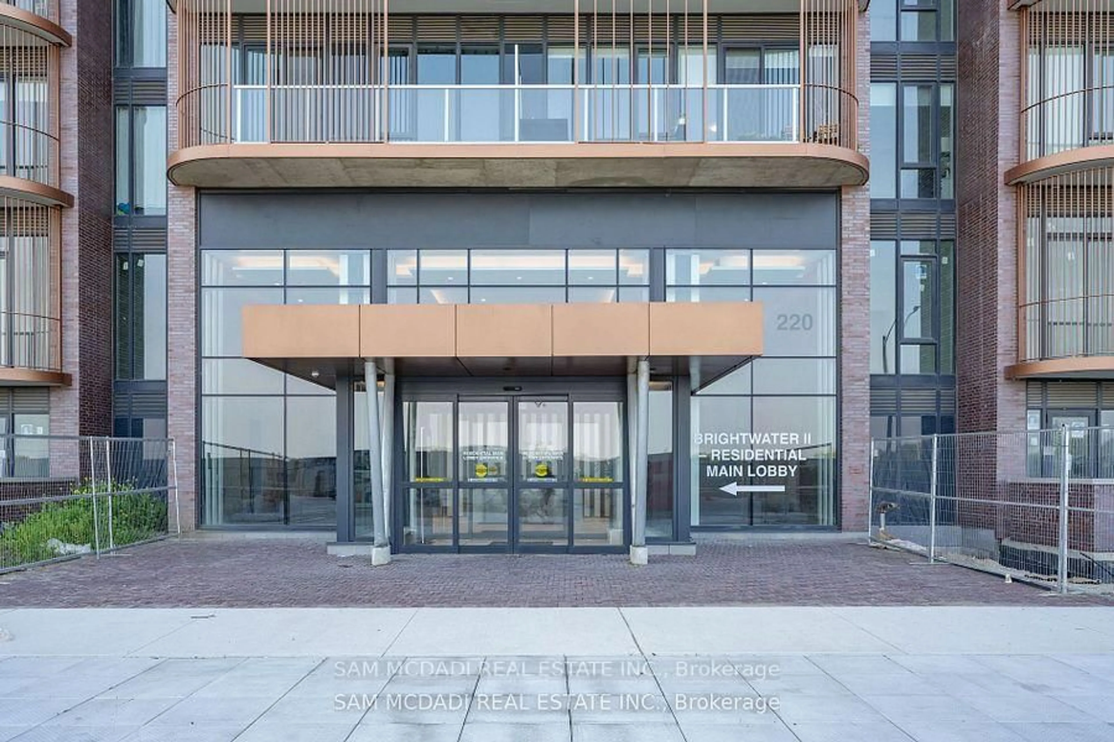 Indoor foyer for 220 MISSINNIHE Way, Mississauga Ontario L5H 0A9