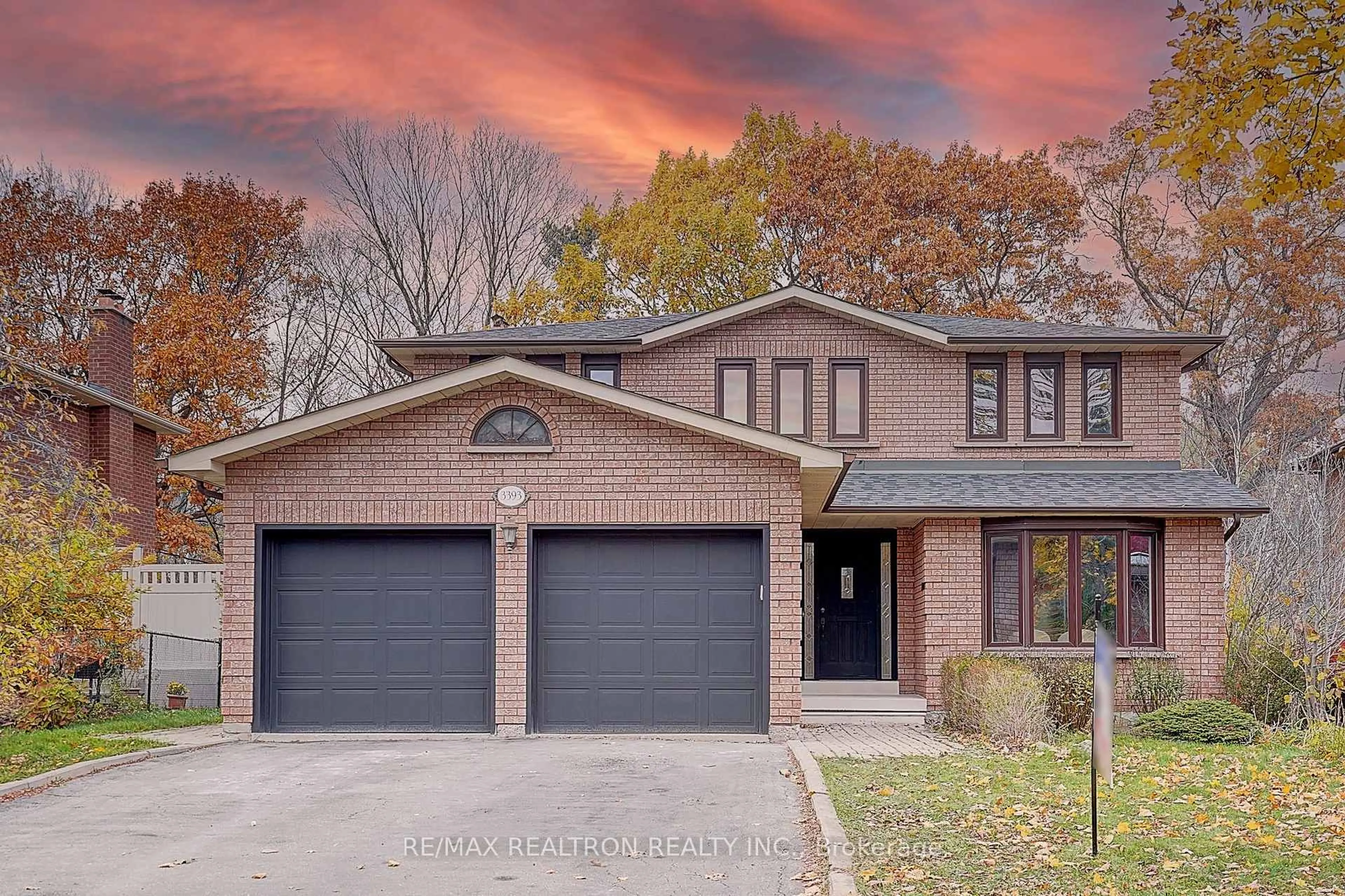 Home with brick exterior material, street for 3393 Swallowdale Crt, Mississauga Ontario L5L 3P2