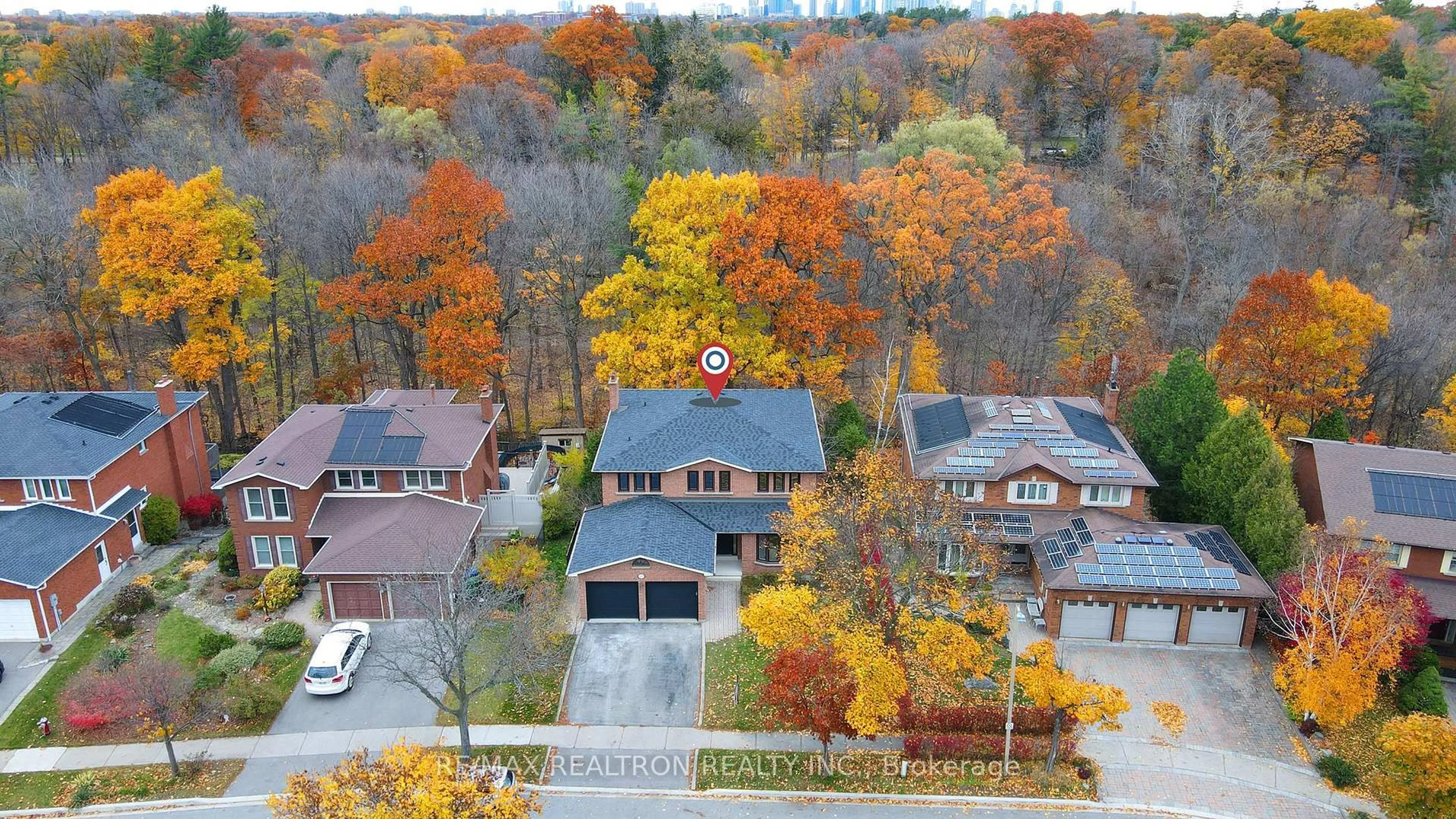 A pic from outside/outdoor area/front of a property/back of a property/a pic from drone, street for 3393 Swallowdale Crt, Mississauga Ontario L5L 3P2