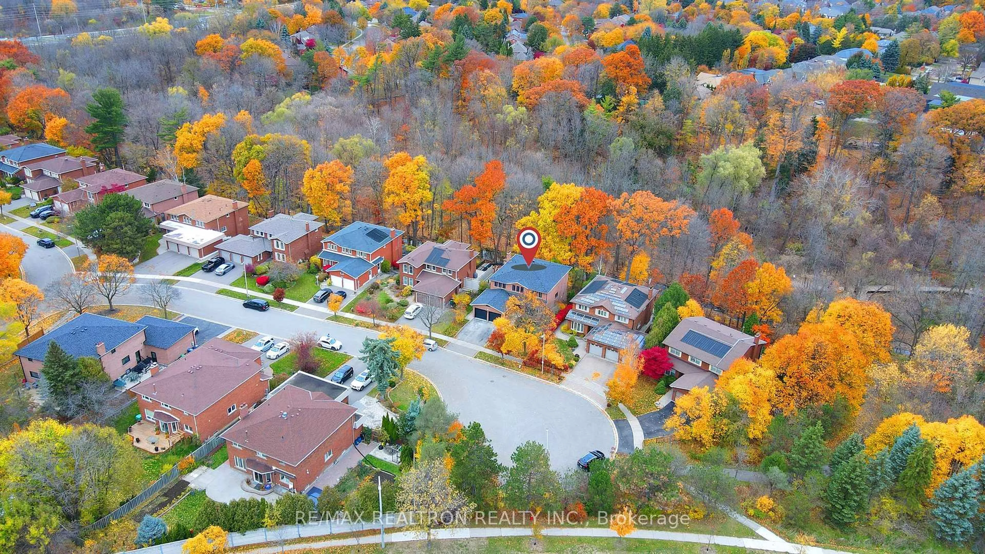 A pic from outside/outdoor area/front of a property/back of a property/a pic from drone, street for 3393 Swallowdale Crt, Mississauga Ontario L5L 3P2