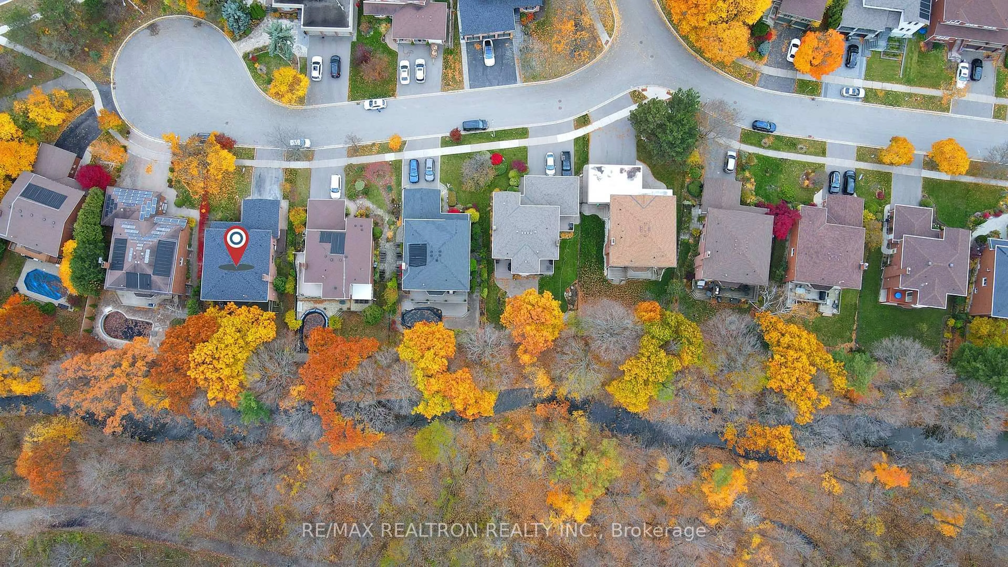 A pic from outside/outdoor area/front of a property/back of a property/a pic from drone, street for 3393 Swallowdale Crt, Mississauga Ontario L5L 3P2