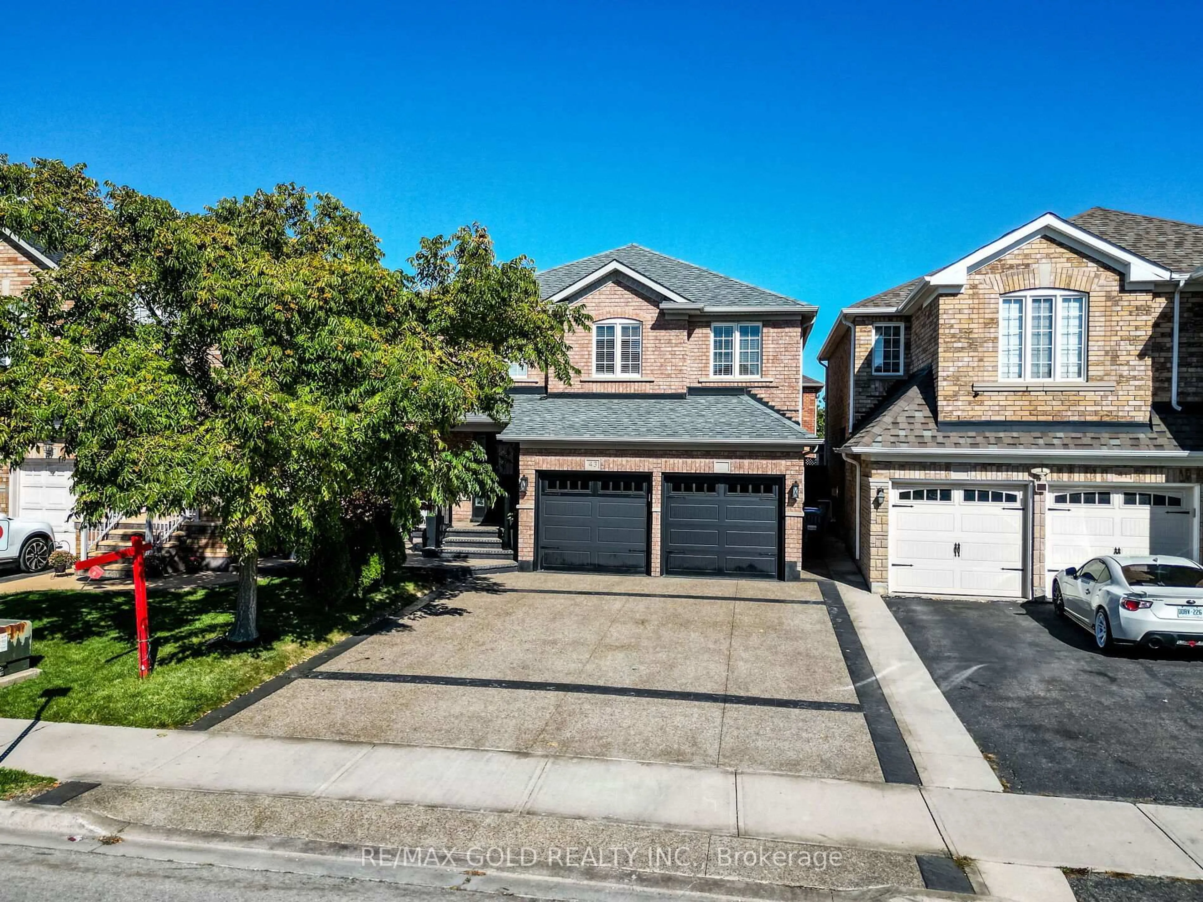 A pic from outside/outdoor area/front of a property/back of a property/a pic from drone, street for 43 Sunnyview Rd, Brampton Ontario L7A 3E4