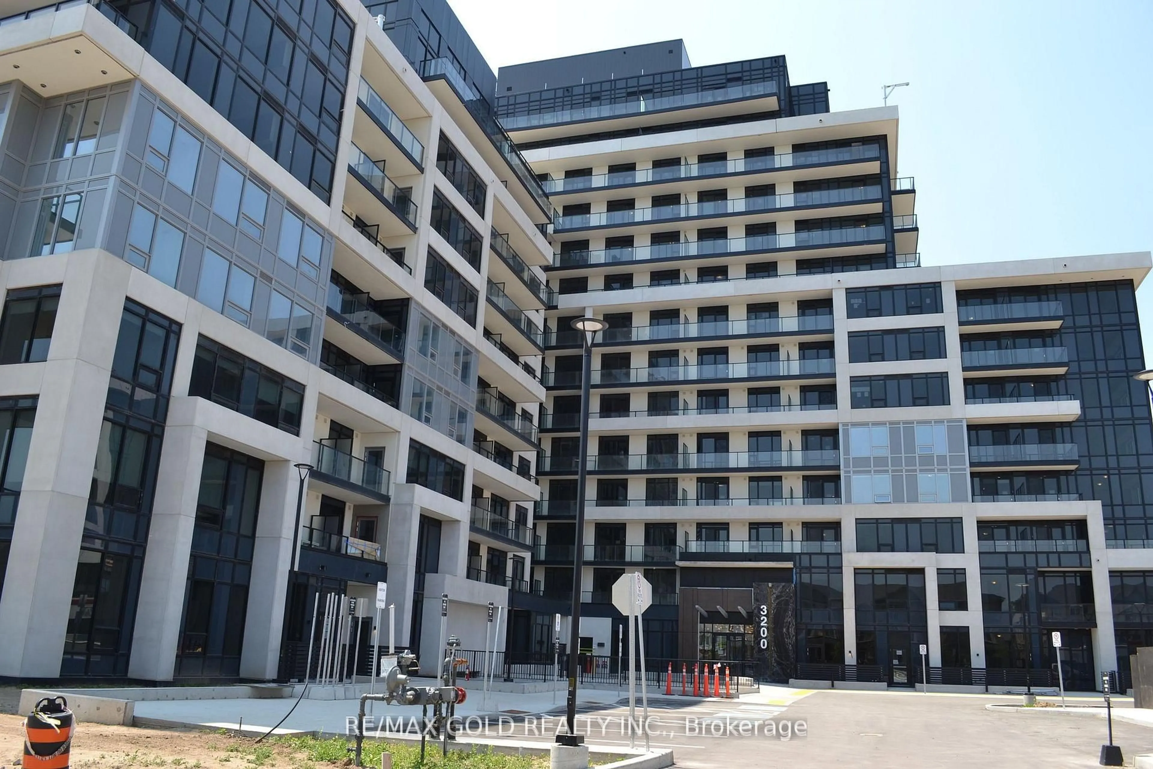 Indoor foyer for 3200 William Coltson Ave #323, Oakville Ontario L6H 7W6