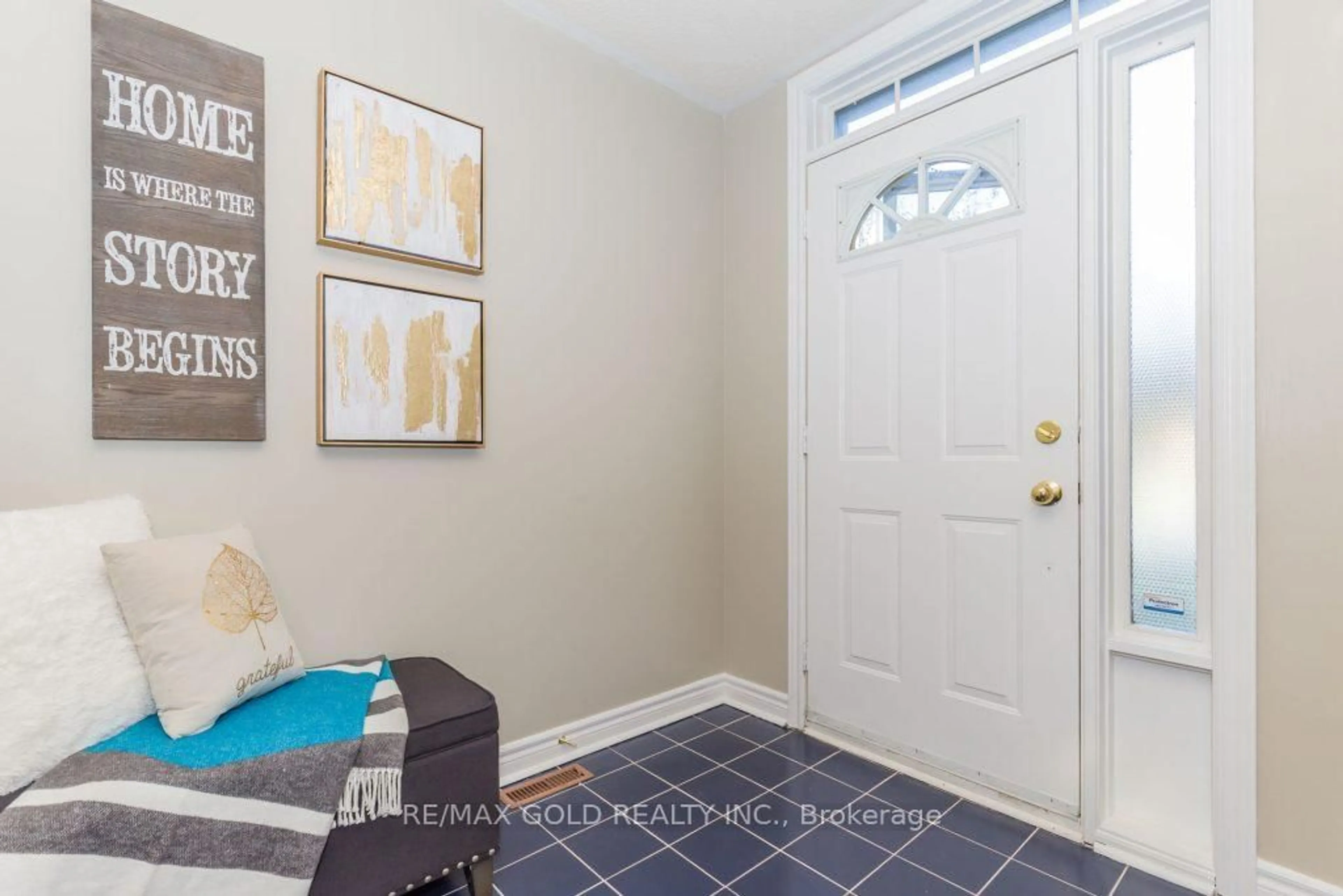 Indoor entryway for 5646 Bell Harbour Dr, Mississauga Ontario L5M 5J3