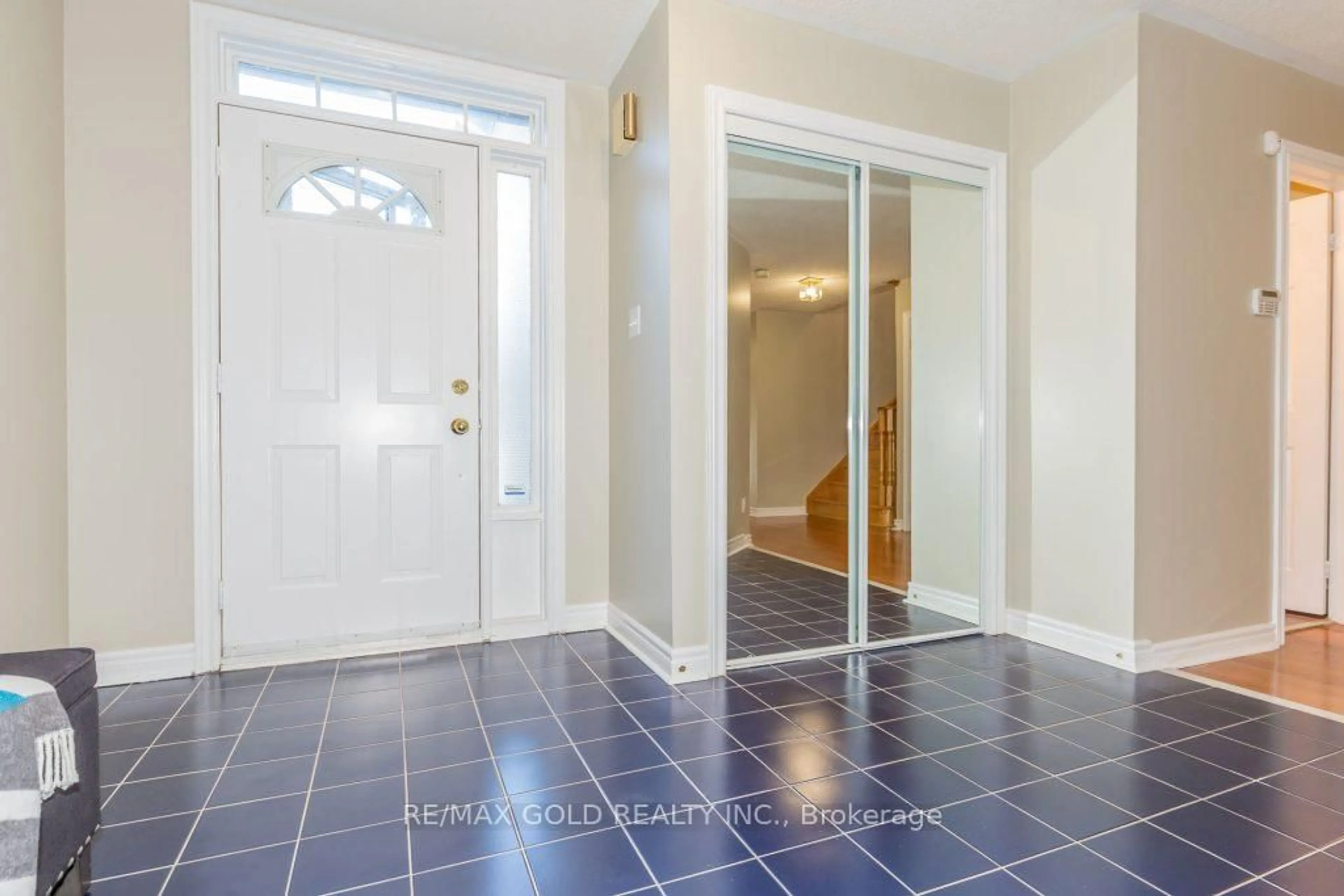 Indoor entryway for 5646 Bell Harbour Dr, Mississauga Ontario L5M 5J3