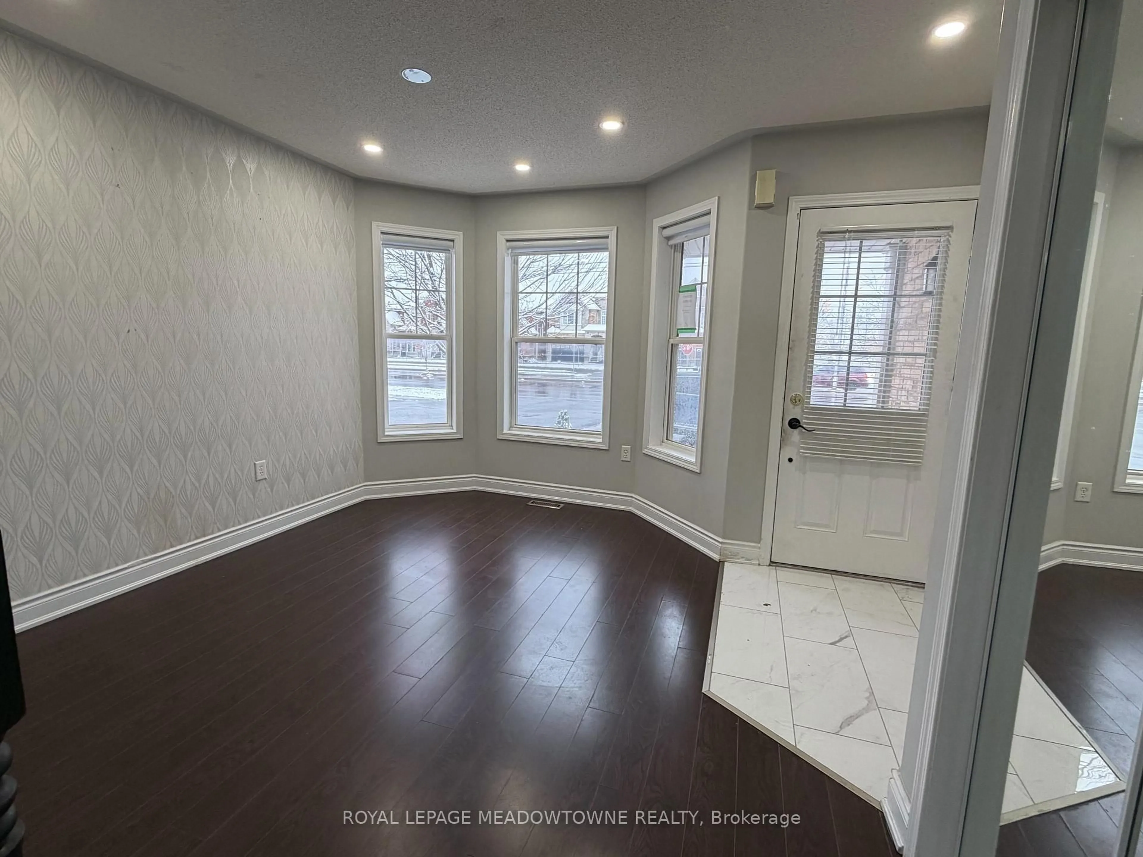 Indoor entryway for 843 Thompson Rd, Milton Ontario L9T 6Y8