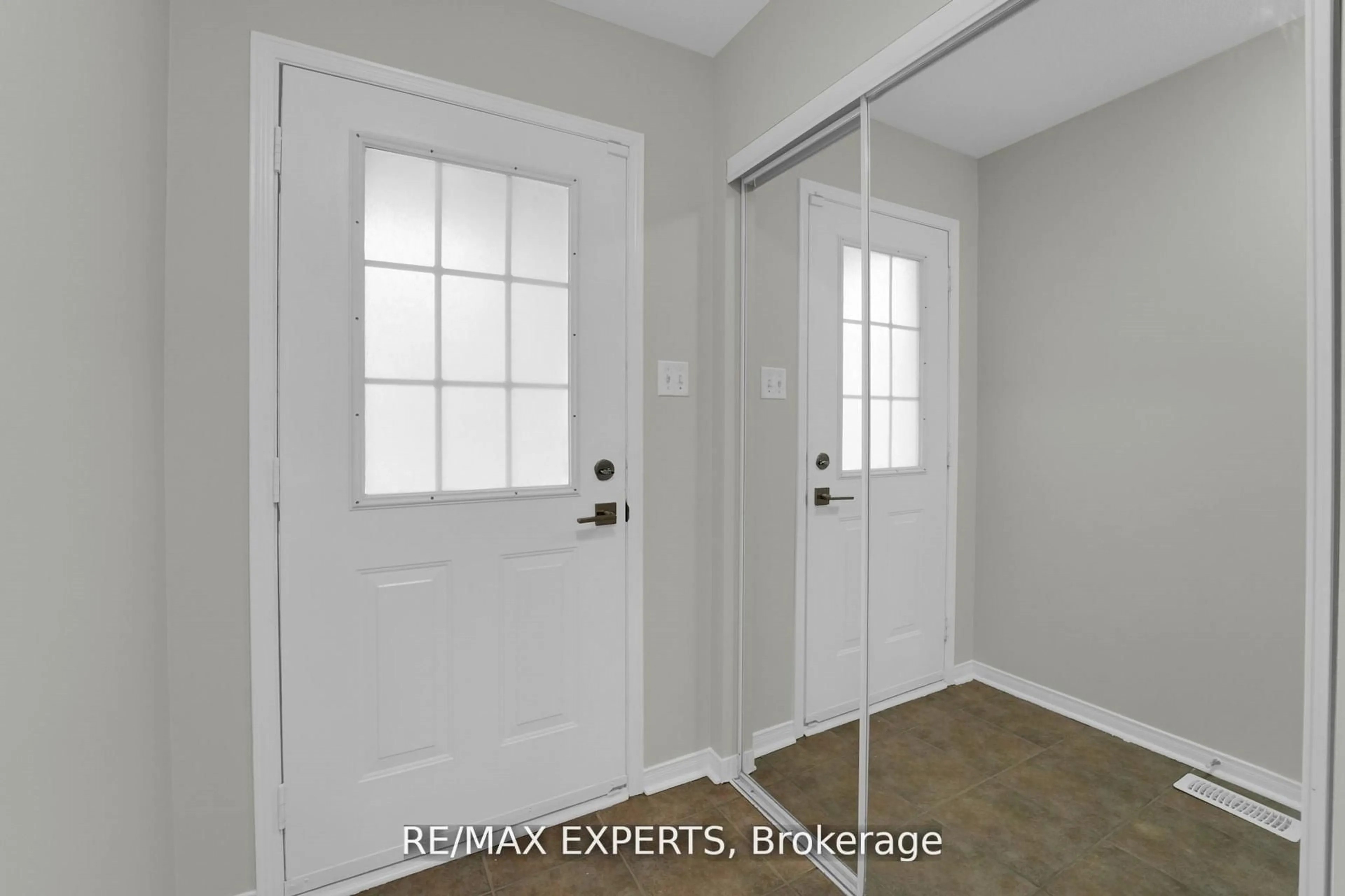 Indoor entryway for 86 Joymar Dr #120, Mississauga Ontario L5M 7Z6