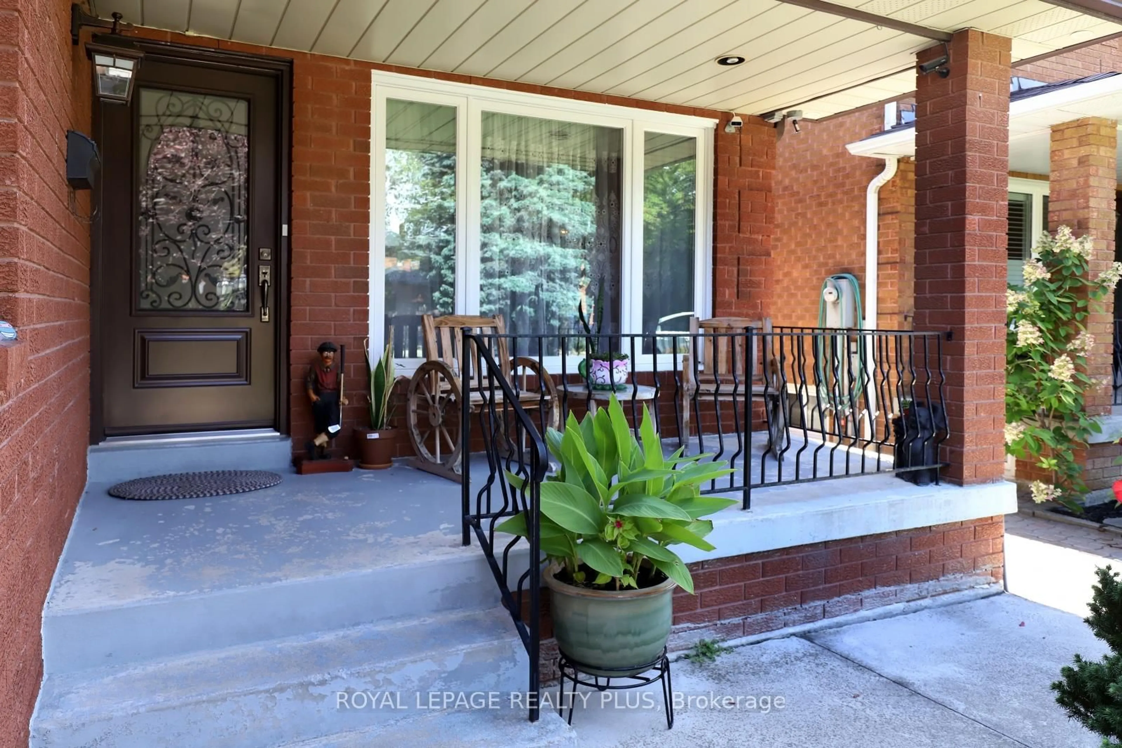 Patio, street for 1086 Hedge Dr, Mississauga Ontario L4Y 1G2