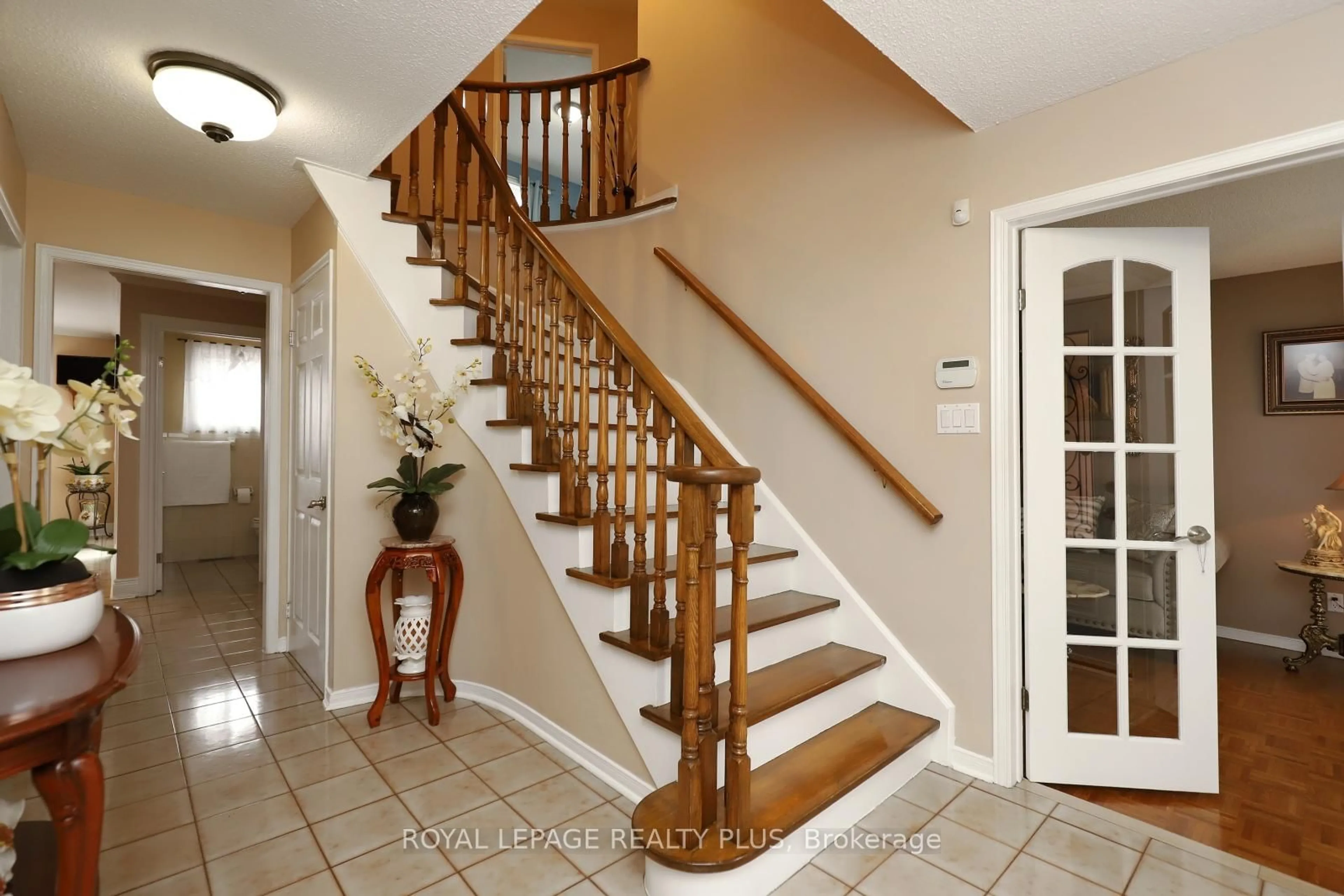 Indoor entryway for 1086 Hedge Dr, Mississauga Ontario L4Y 1G2