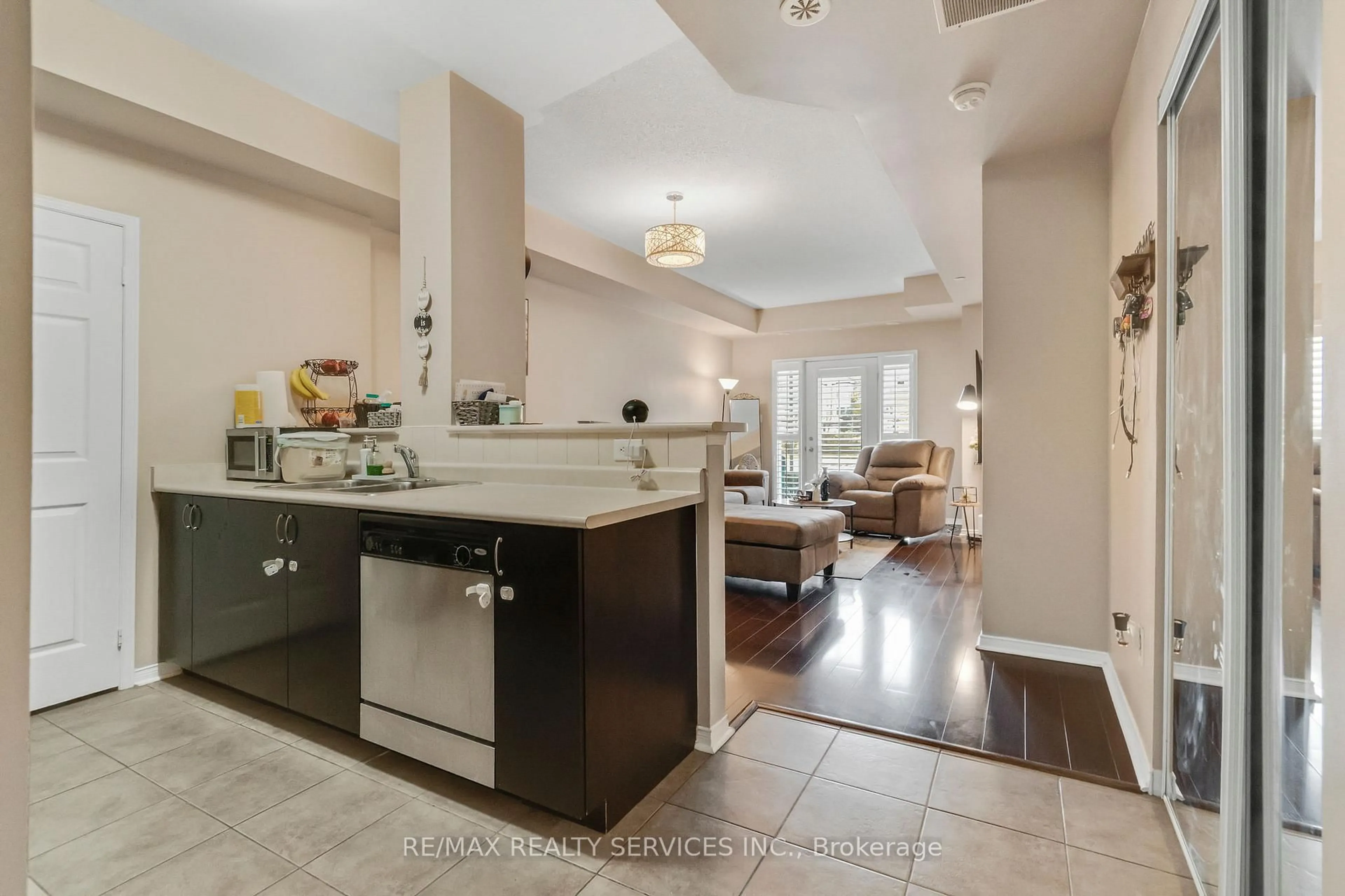 Open concept kitchen, ceramic/tile floor for 5150 Winston Churchill Blvd #101, Mississauga Ontario L5M 0P1