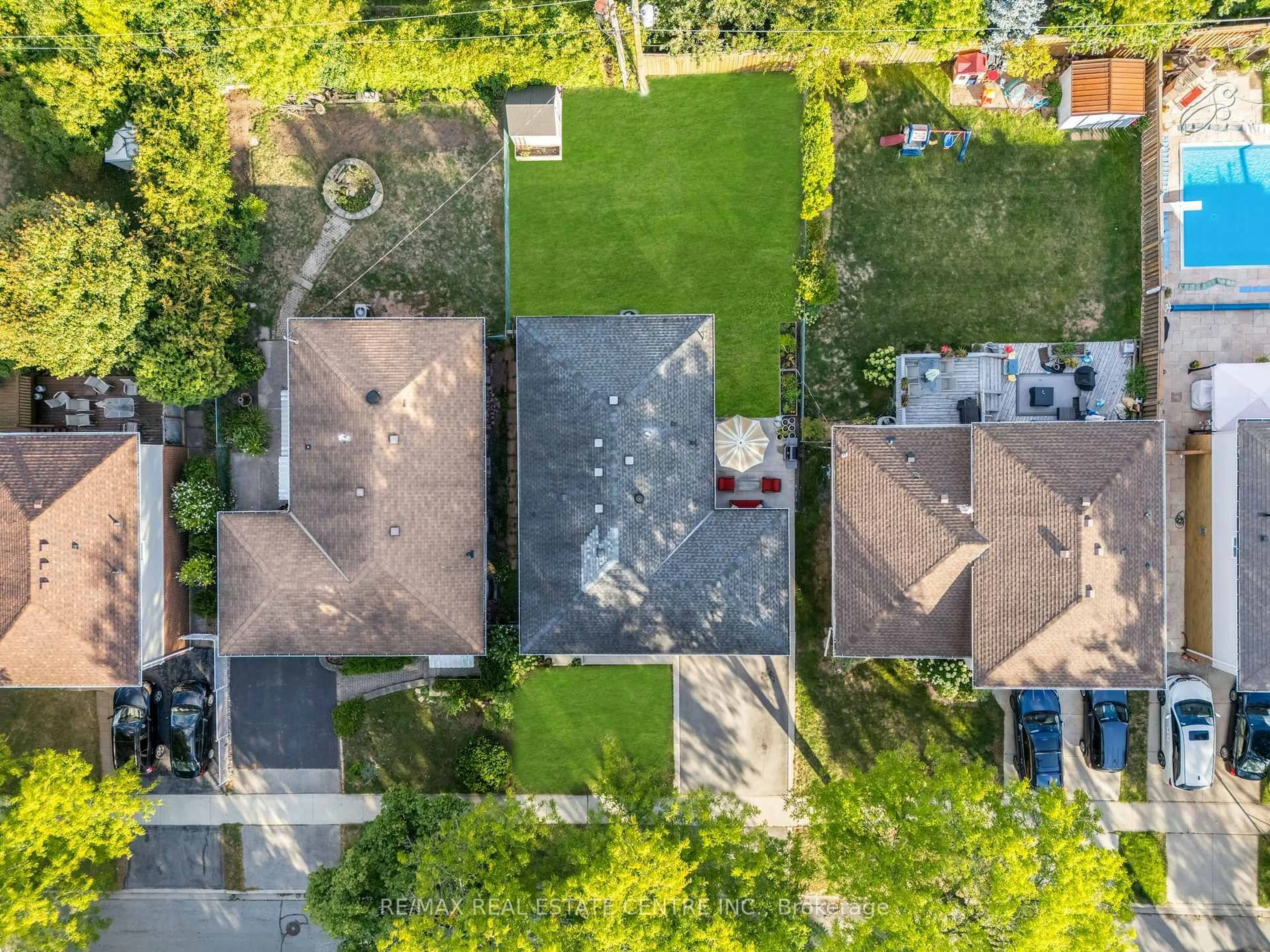A pic from outside/outdoor area/front of a property/back of a property/a pic from drone, street for 741 Mullin Way, Burlington Ontario L7L 4J8