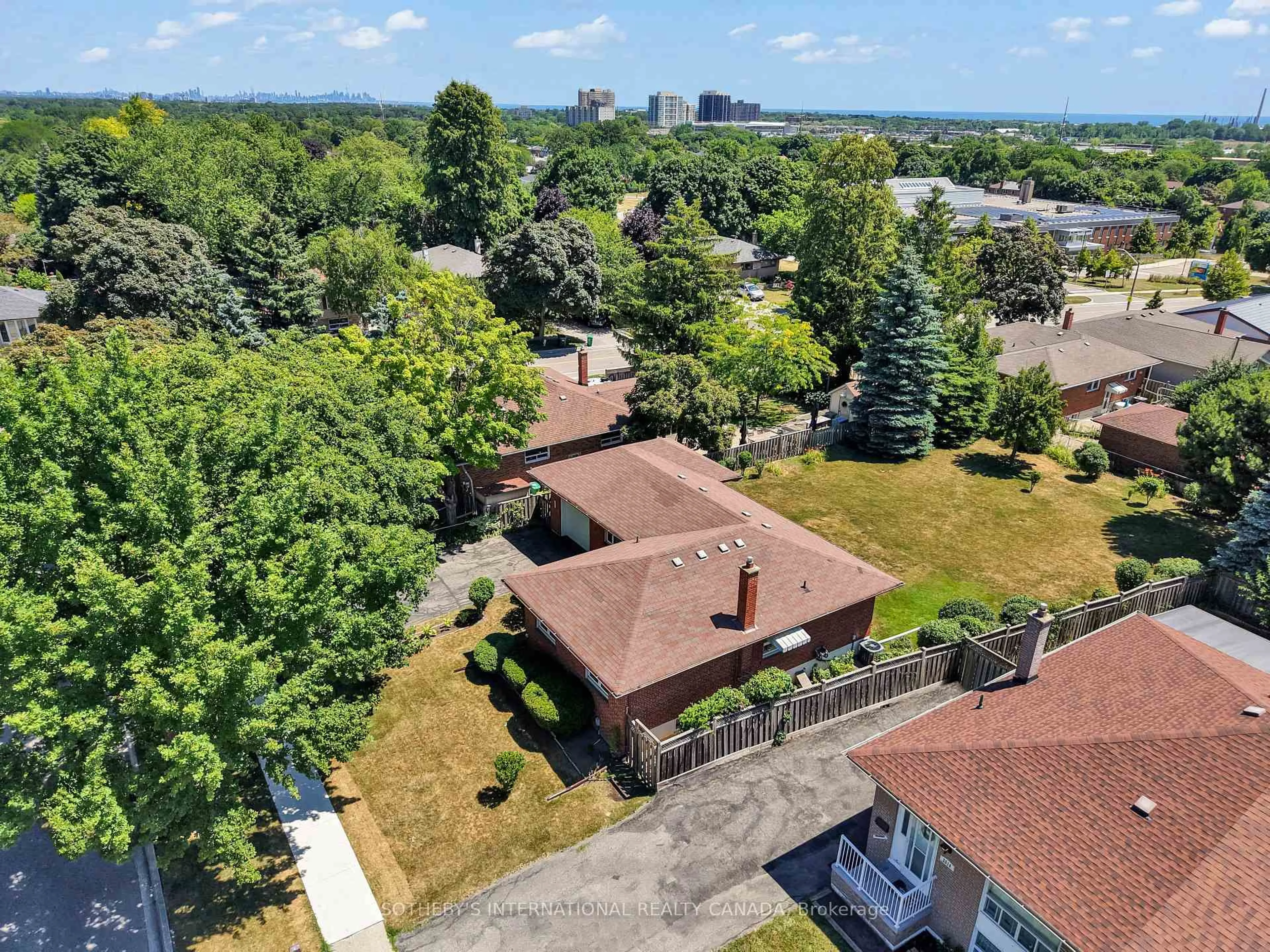 A pic from outside/outdoor area/front of a property/back of a property/a pic from drone, unknown for 2506 Constable Rd, Mississauga Ontario L5J 1W1