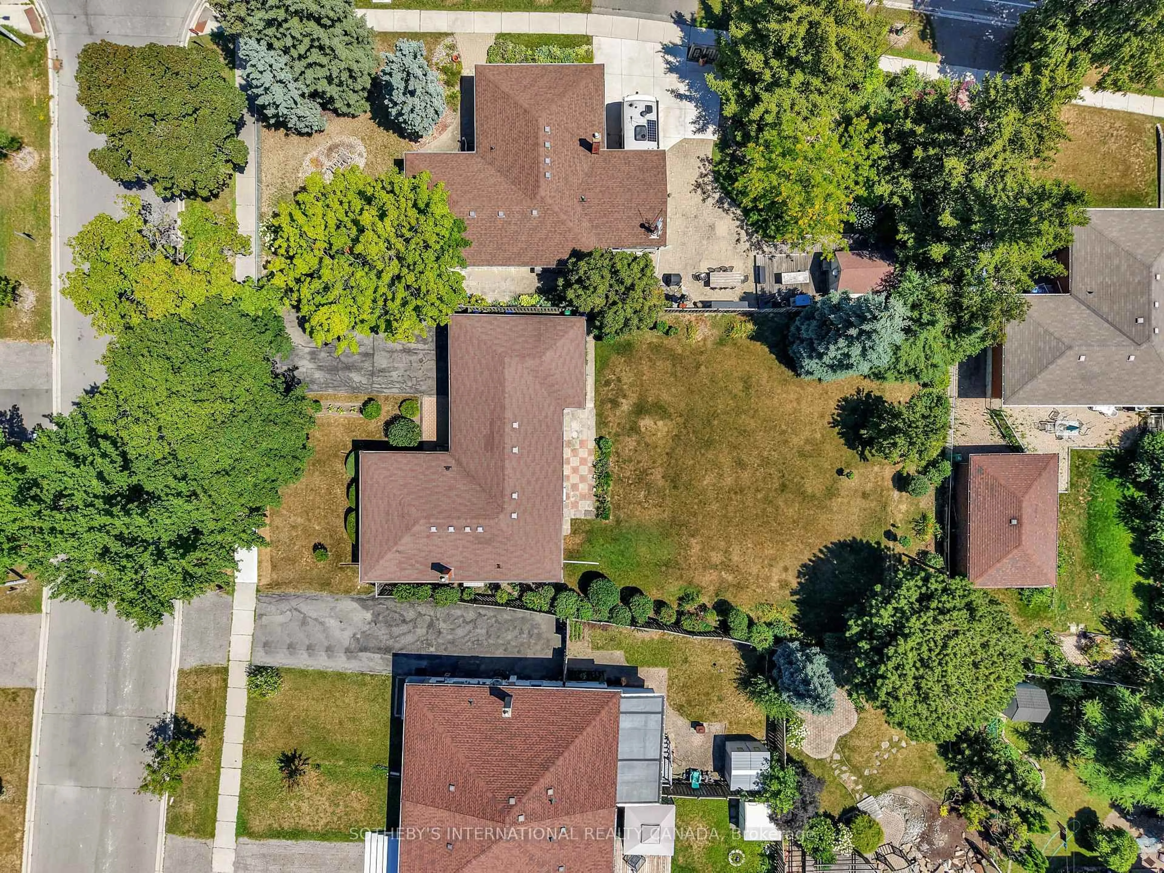 A pic from outside/outdoor area/front of a property/back of a property/a pic from drone, street for 2506 Constable Rd, Mississauga Ontario L5J 1W1