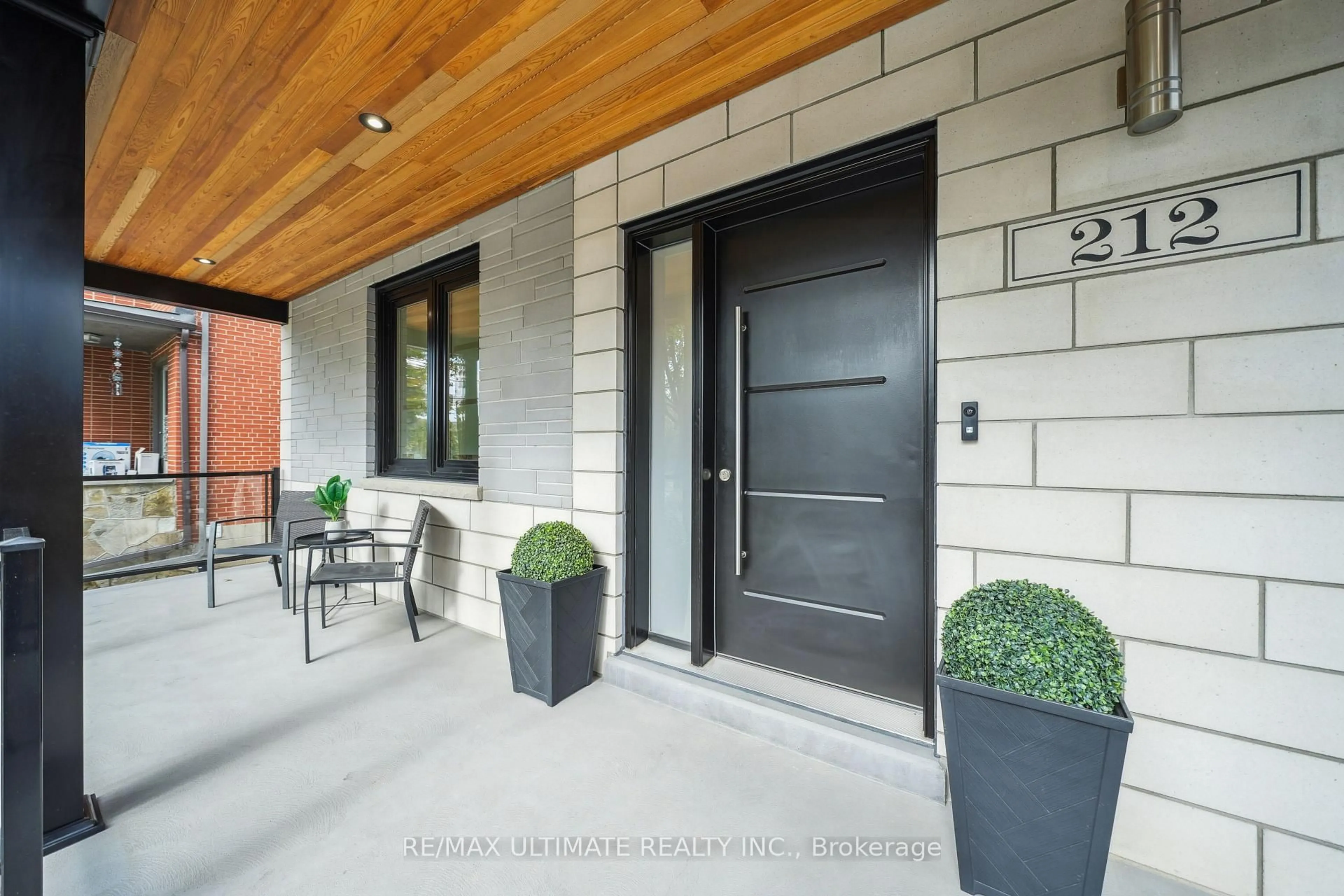 Indoor entryway for 212 Queenslea Ave, Toronto Ontario M9N 2L6