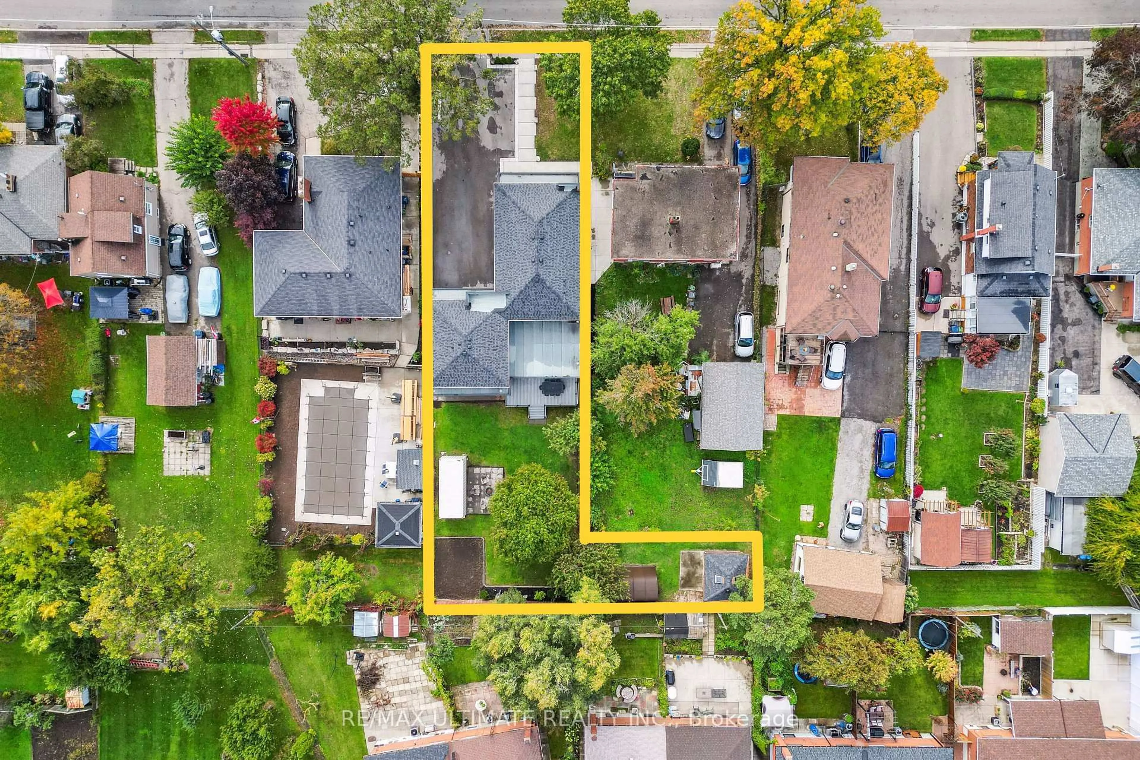 A pic from outside/outdoor area/front of a property/back of a property/a pic from drone, street for 212 Queenslea Ave, Toronto Ontario M9N 2L6