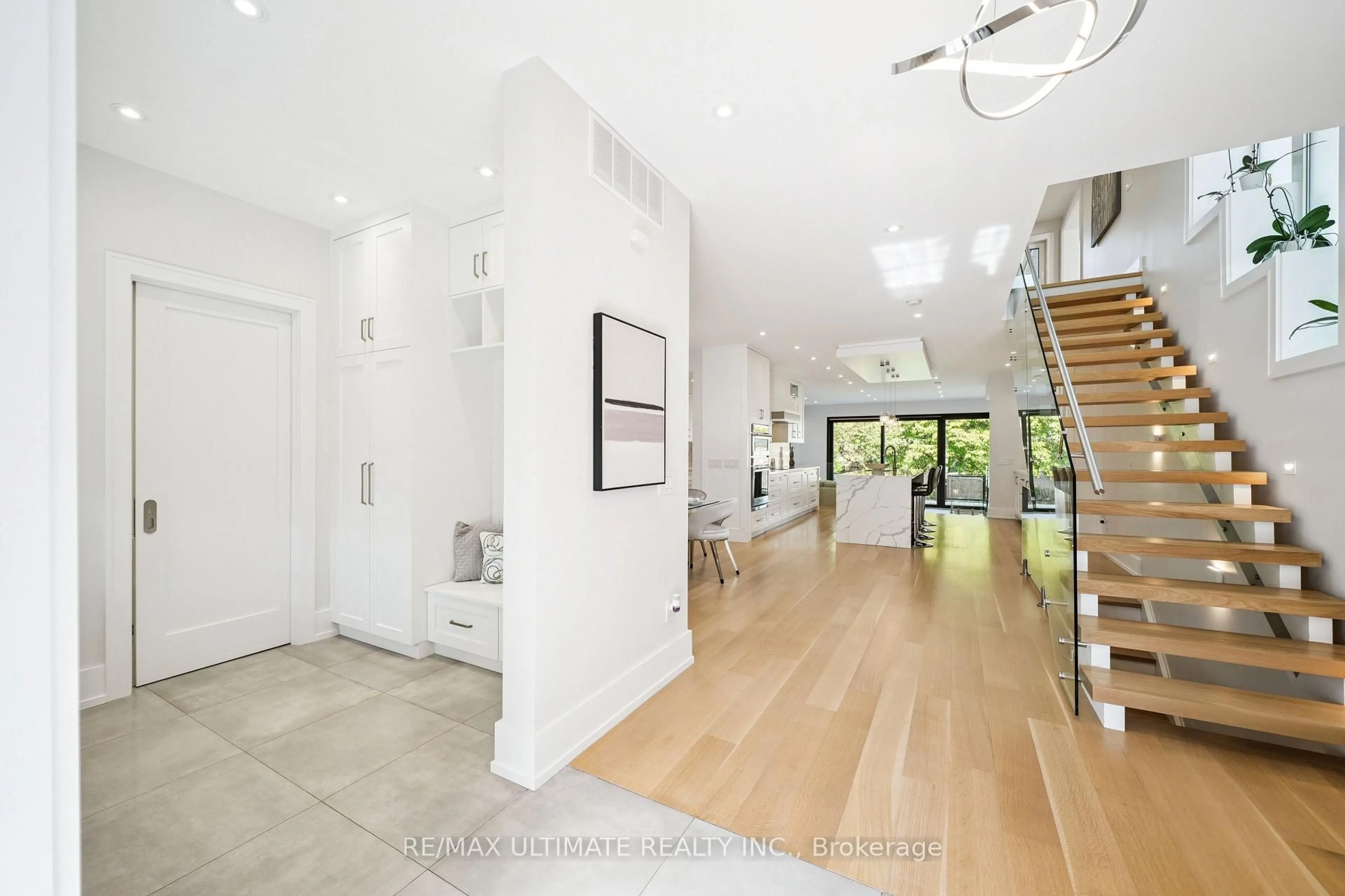 Indoor foyer for 212 Queenslea Ave, Toronto Ontario M9N 2L6