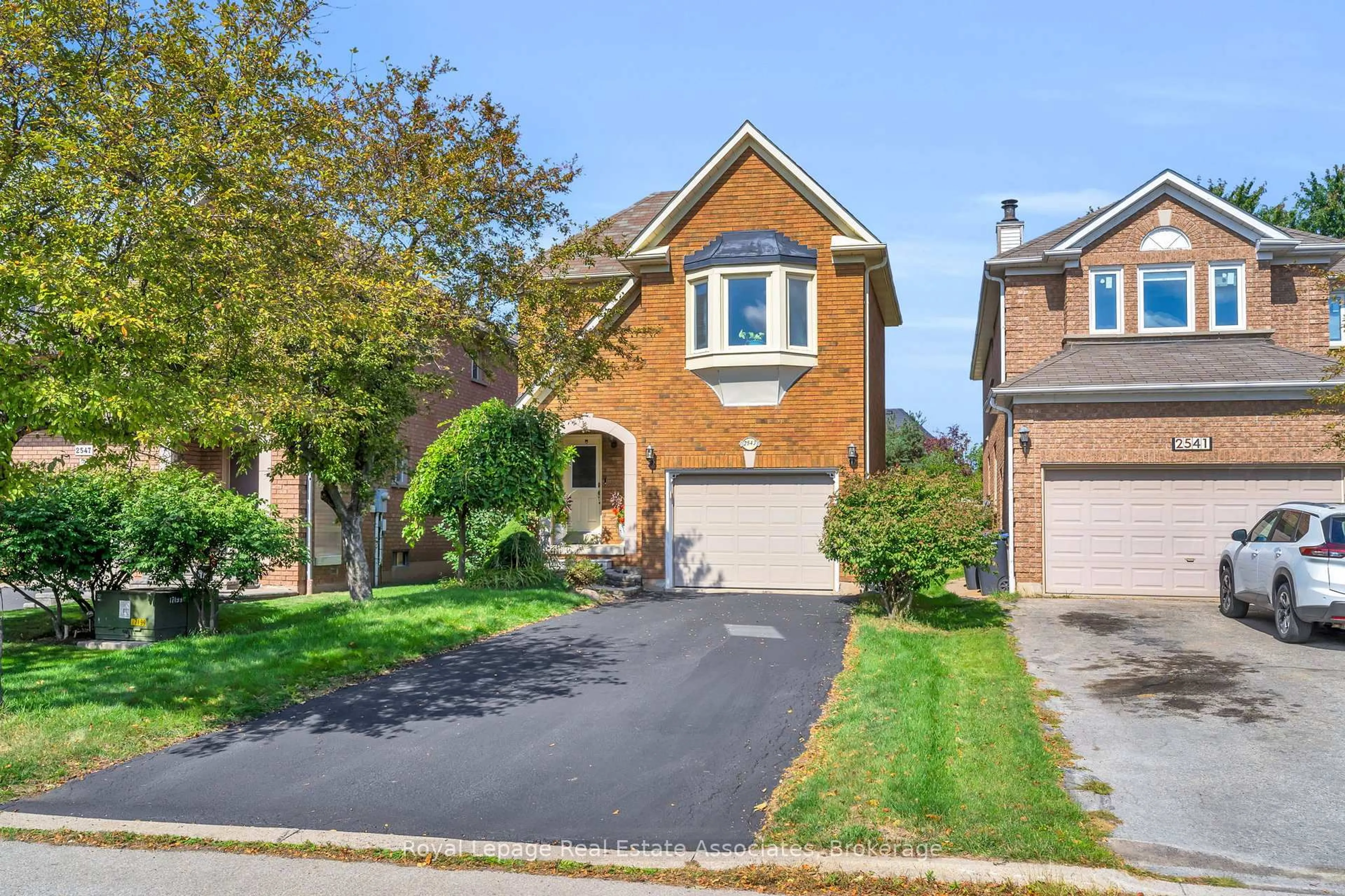 Home with brick exterior material, street for 2543 Scarth Crt, Mississauga Ontario L5M 5L2