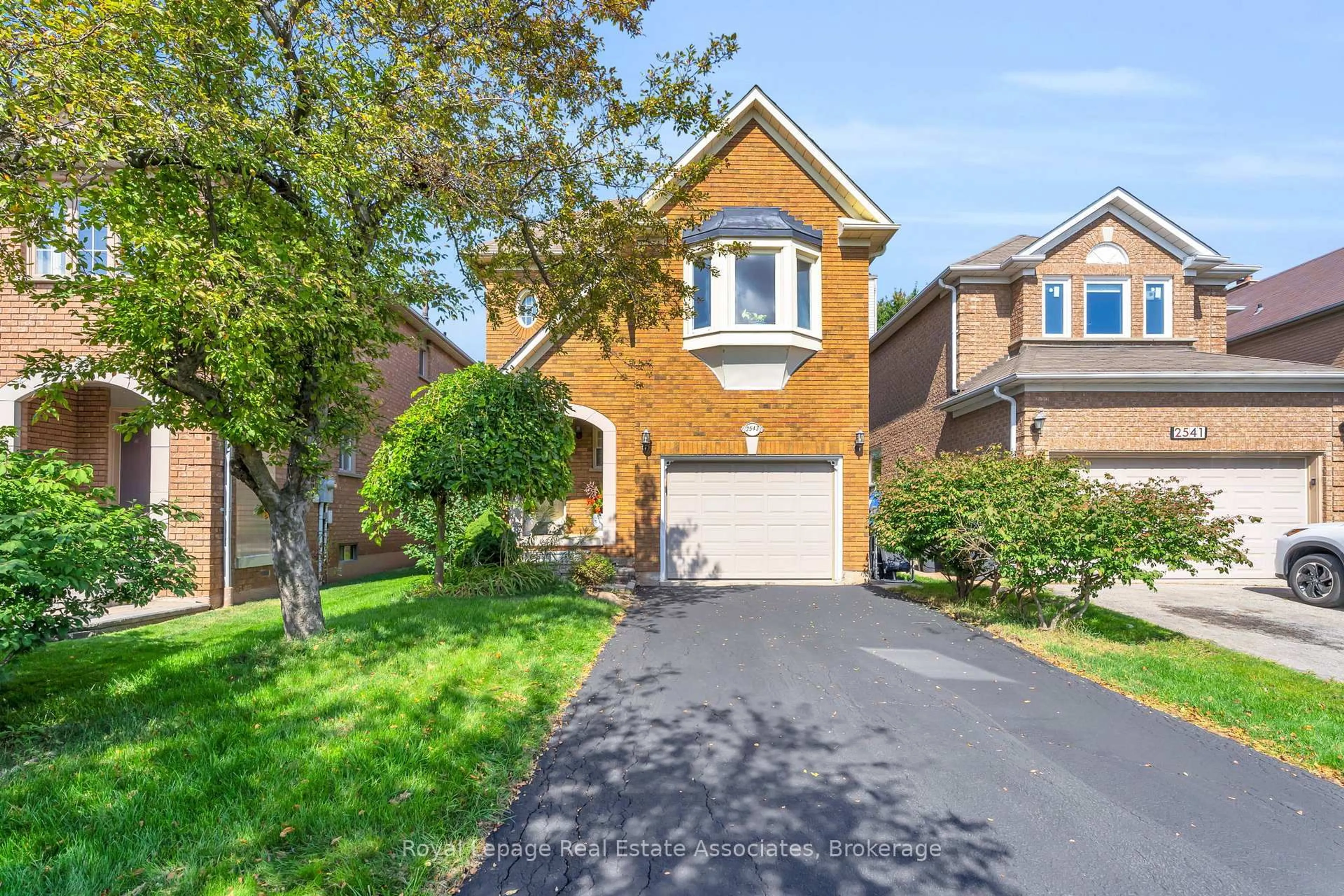 Home with brick exterior material, street for 2543 Scarth Crt, Mississauga Ontario L5M 5L2