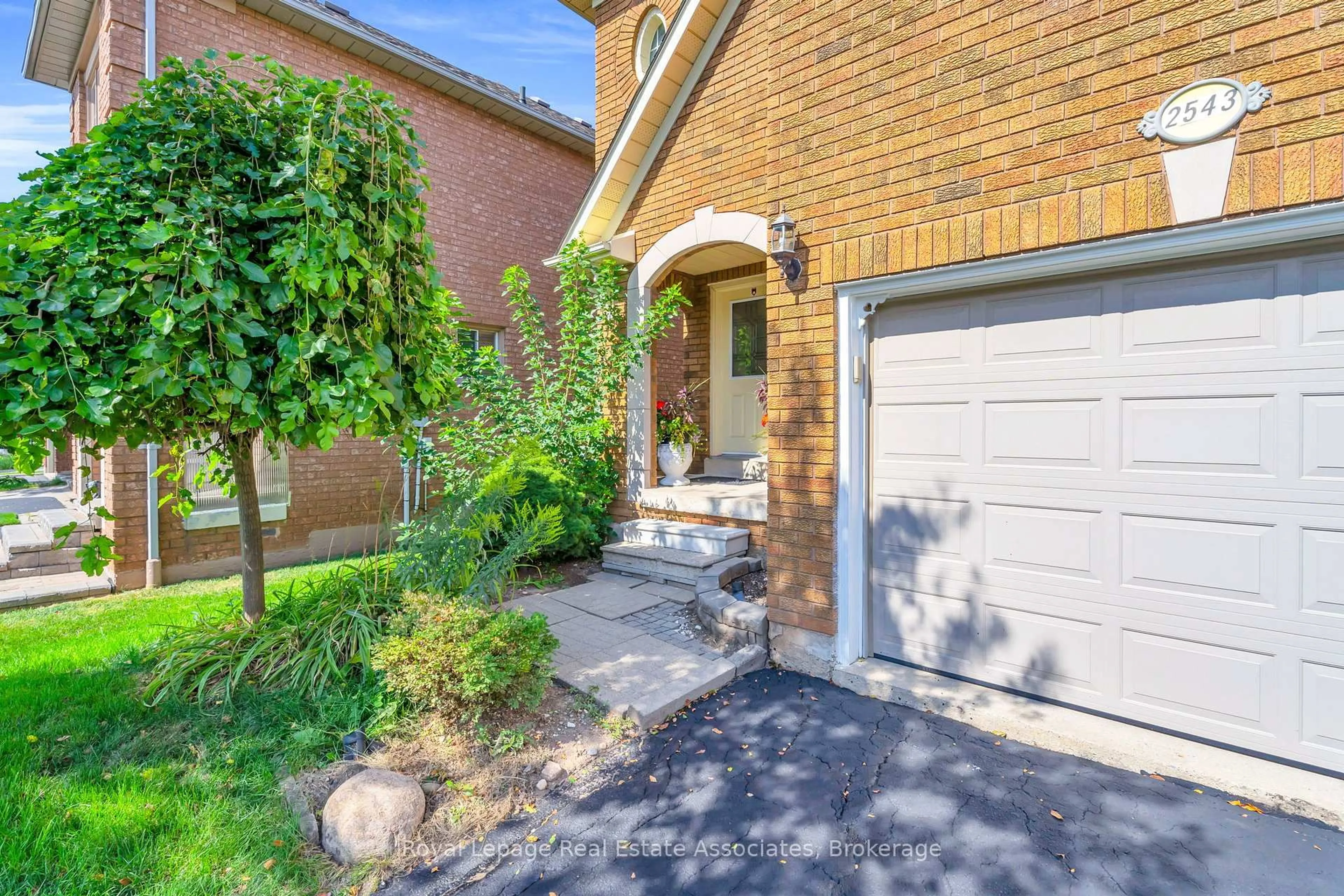 Home with brick exterior material, street for 2543 Scarth Crt, Mississauga Ontario L5M 5L2