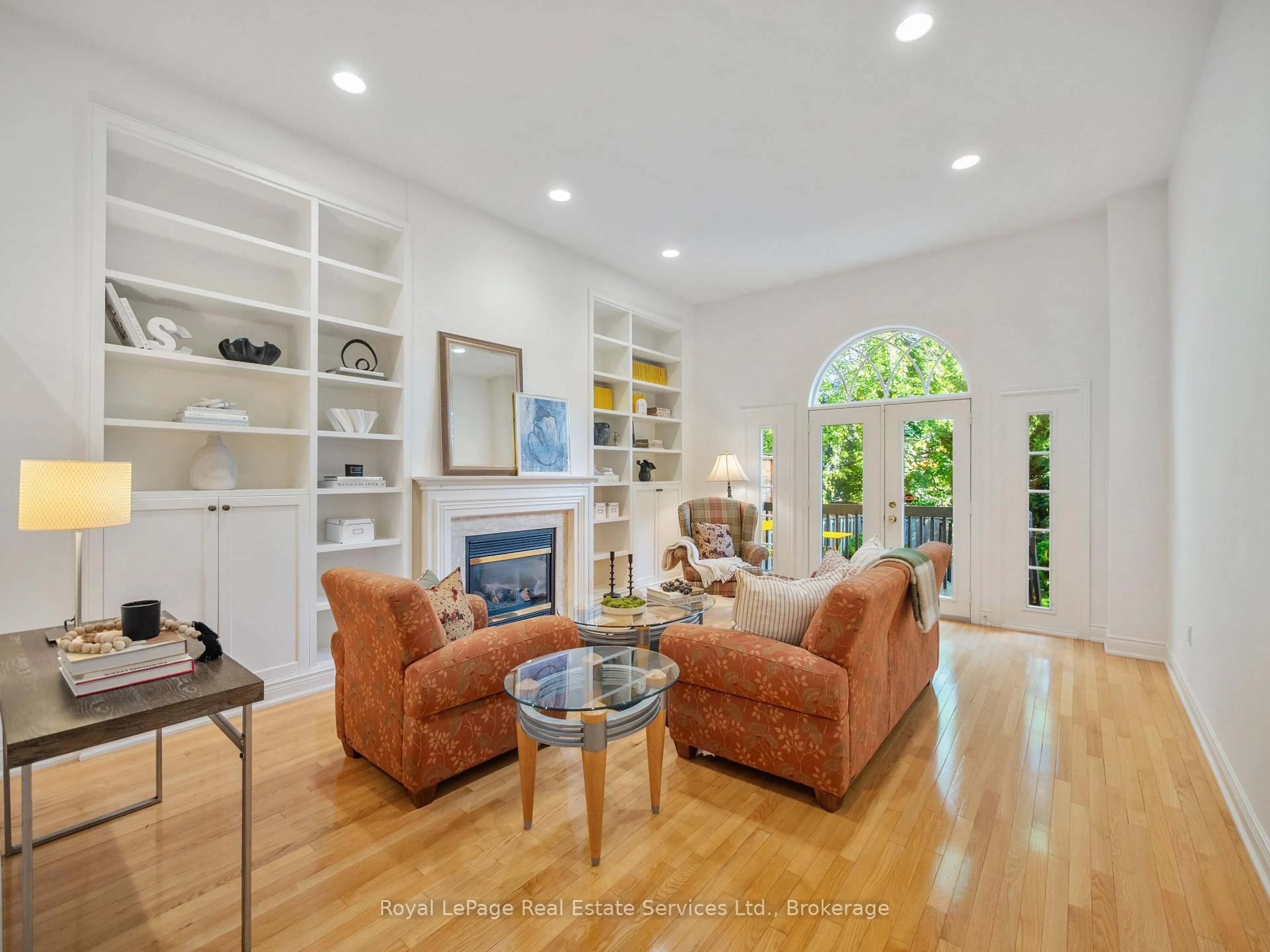 Living room with furniture, unknown for 81 Brant St, Oakville Ontario L6K 2Z5