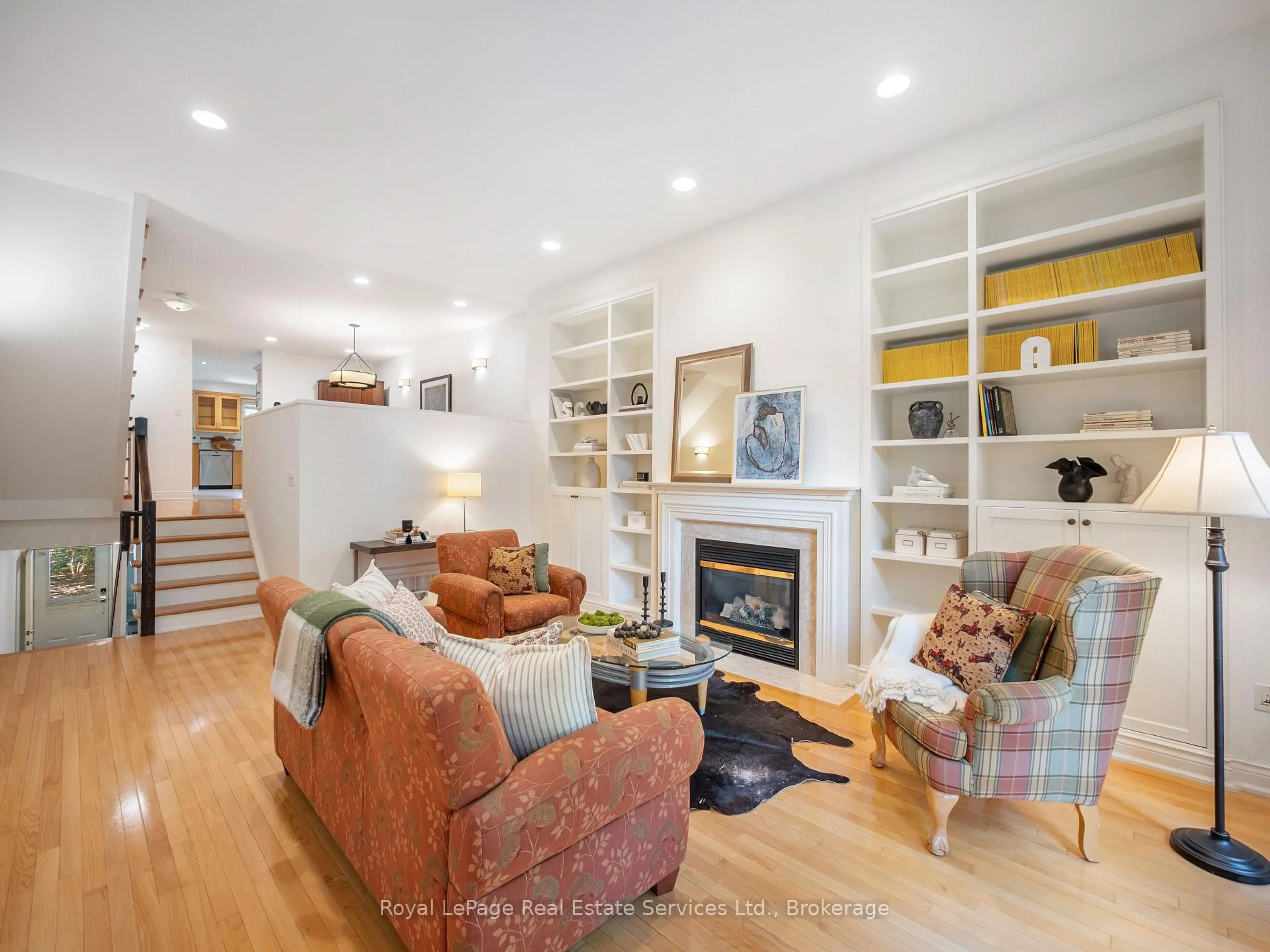 Living room with furniture, wood/laminate floor for 81 Brant St, Oakville Ontario L6K 2Z5