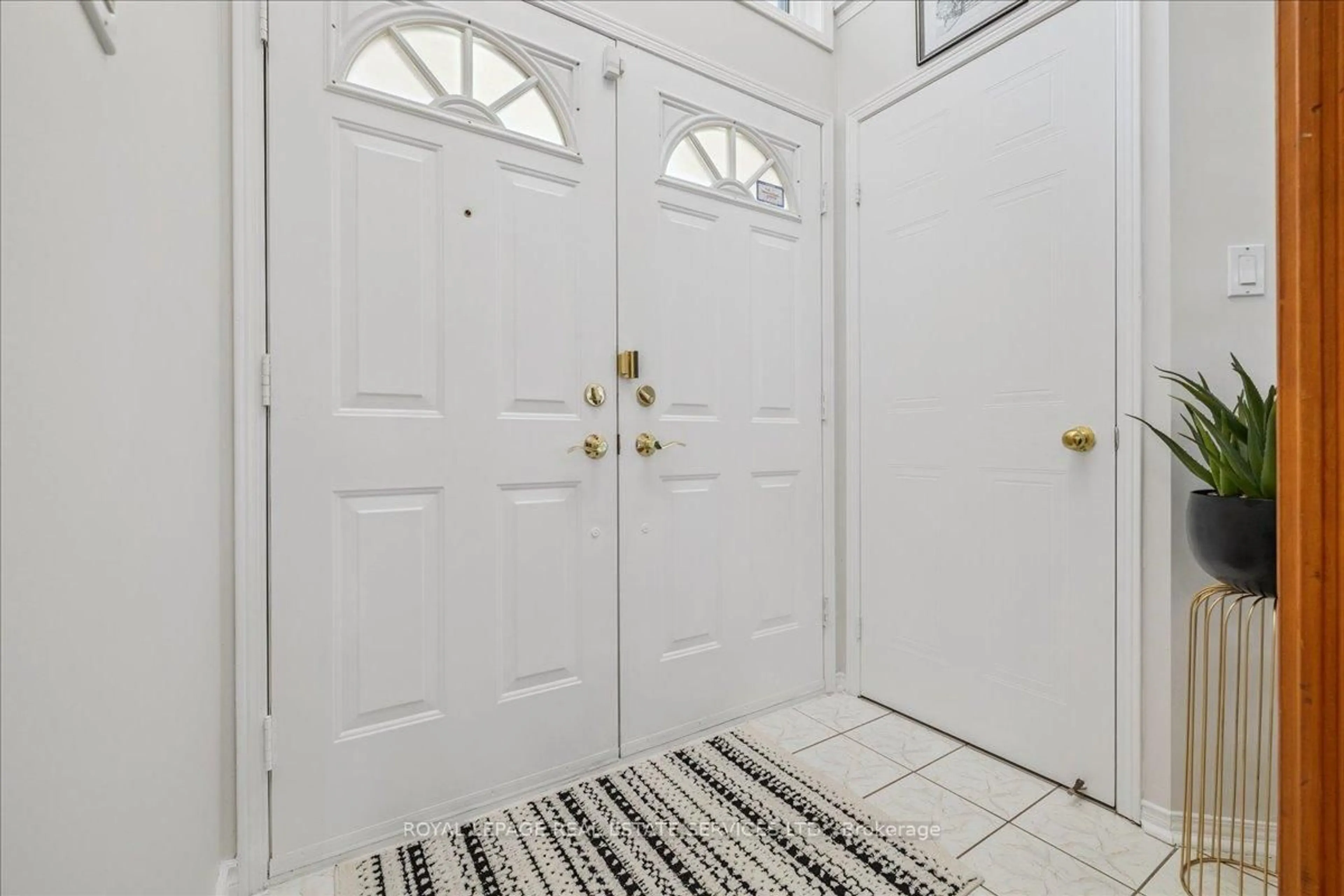 Indoor entryway for 2365 Grand Ravine Dr, Oakville Ontario L6H 6A8