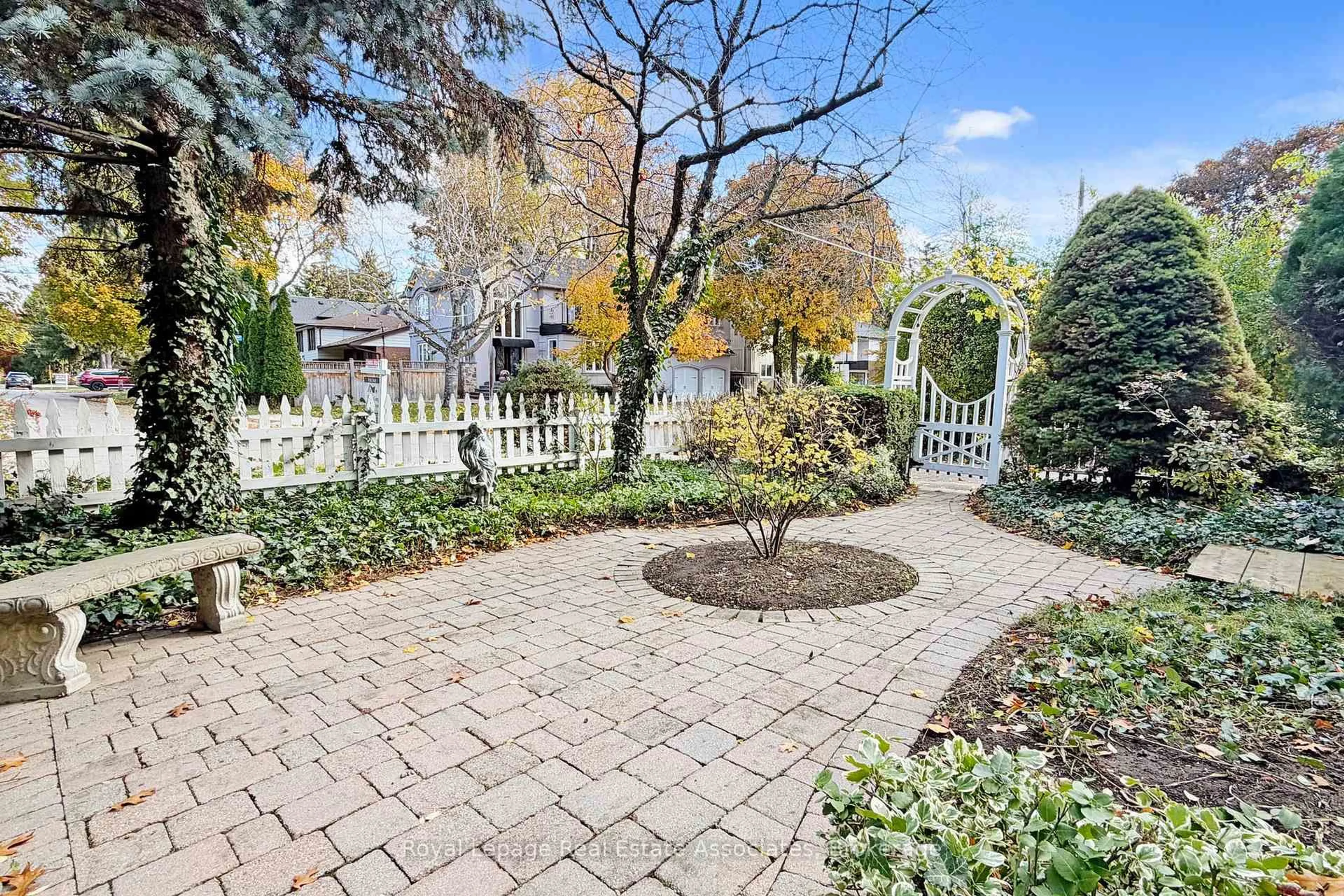 Patio, street for 1486 Kenmuir Ave, Mississauga Ontario L5G 4B5