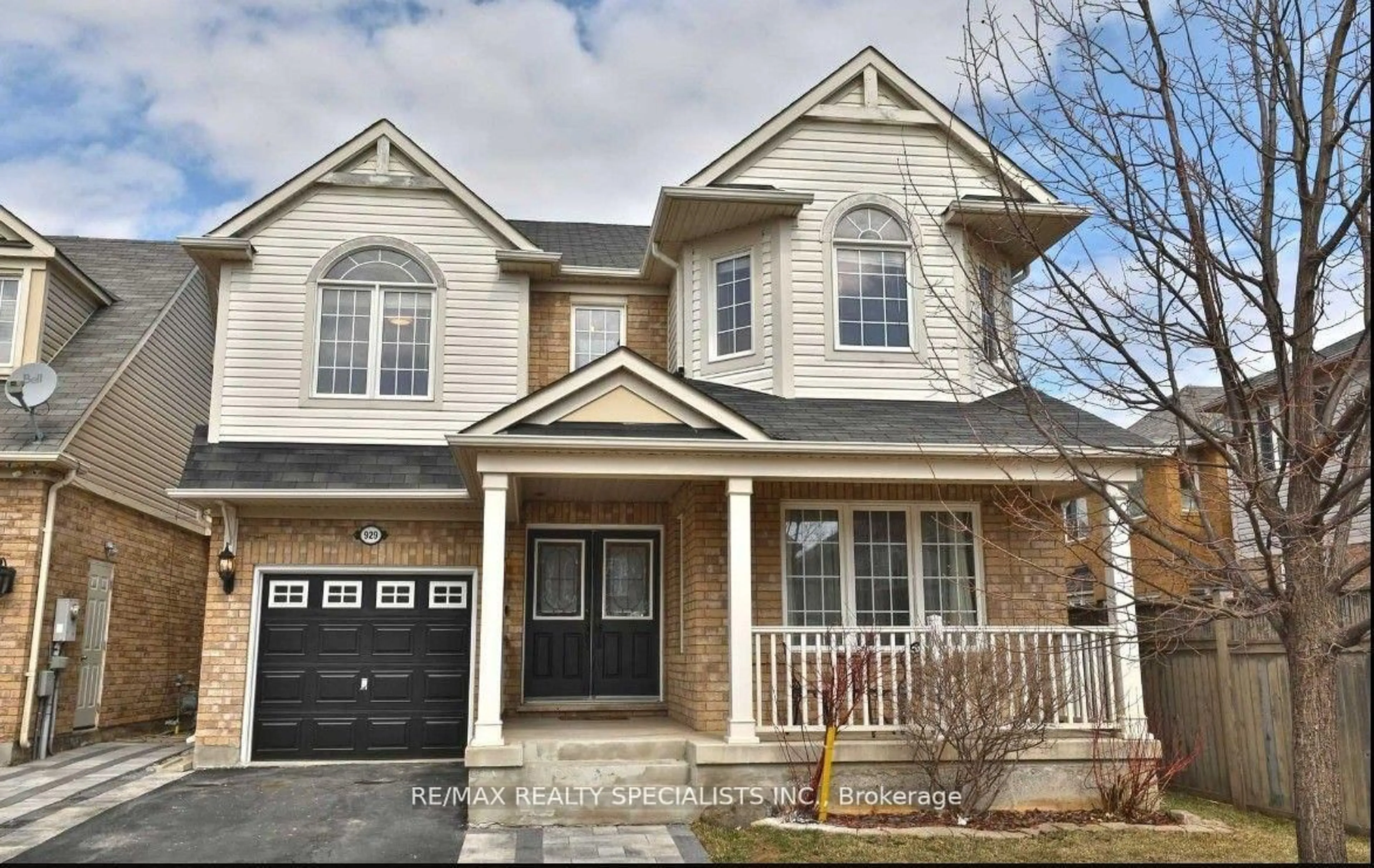 Home with brick exterior material, street for 929 Philbrook Dr, Milton Ontario L9T 0L3