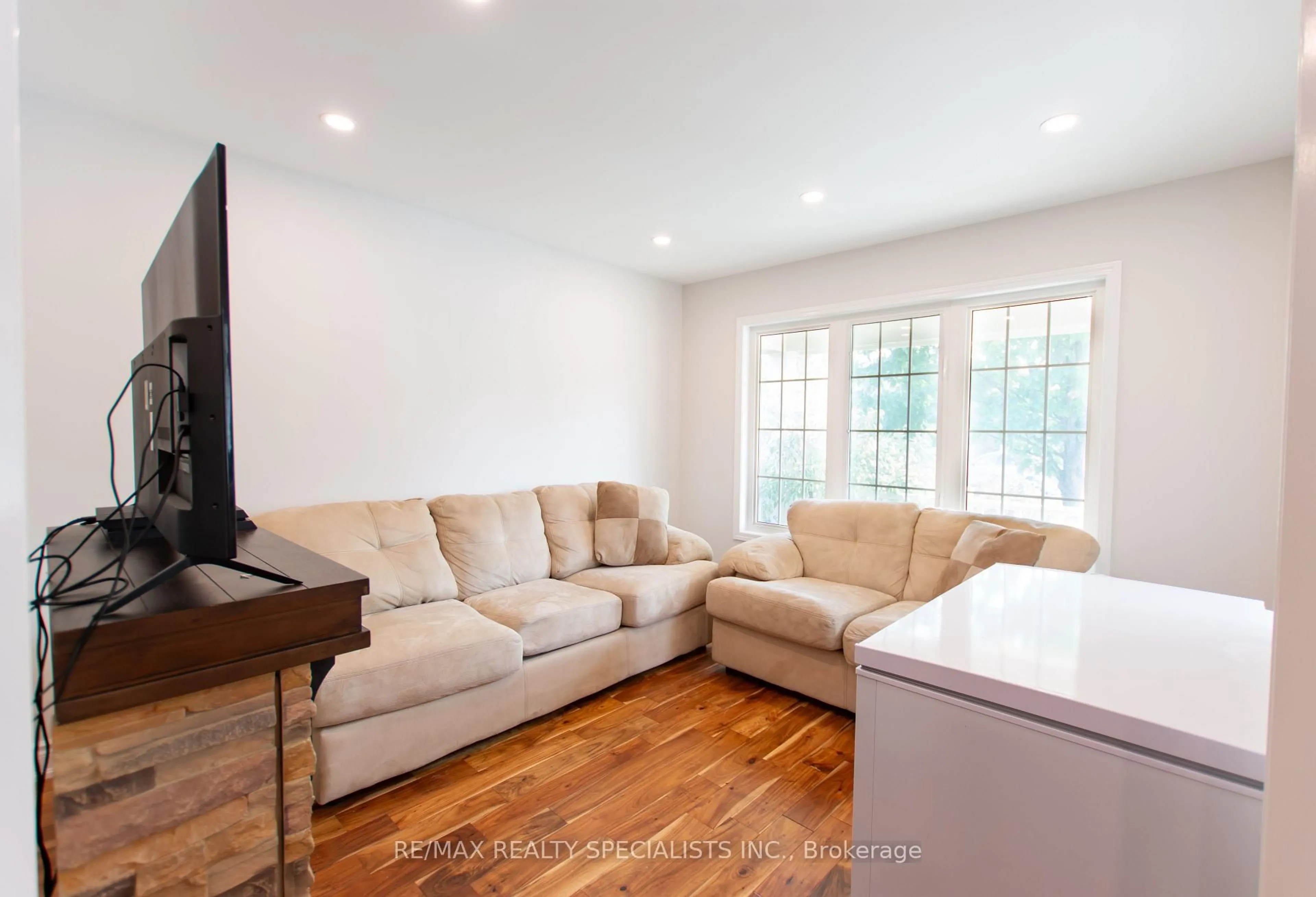 Living room with furniture, unknown for 929 Philbrook Dr, Milton Ontario L9T 0L3