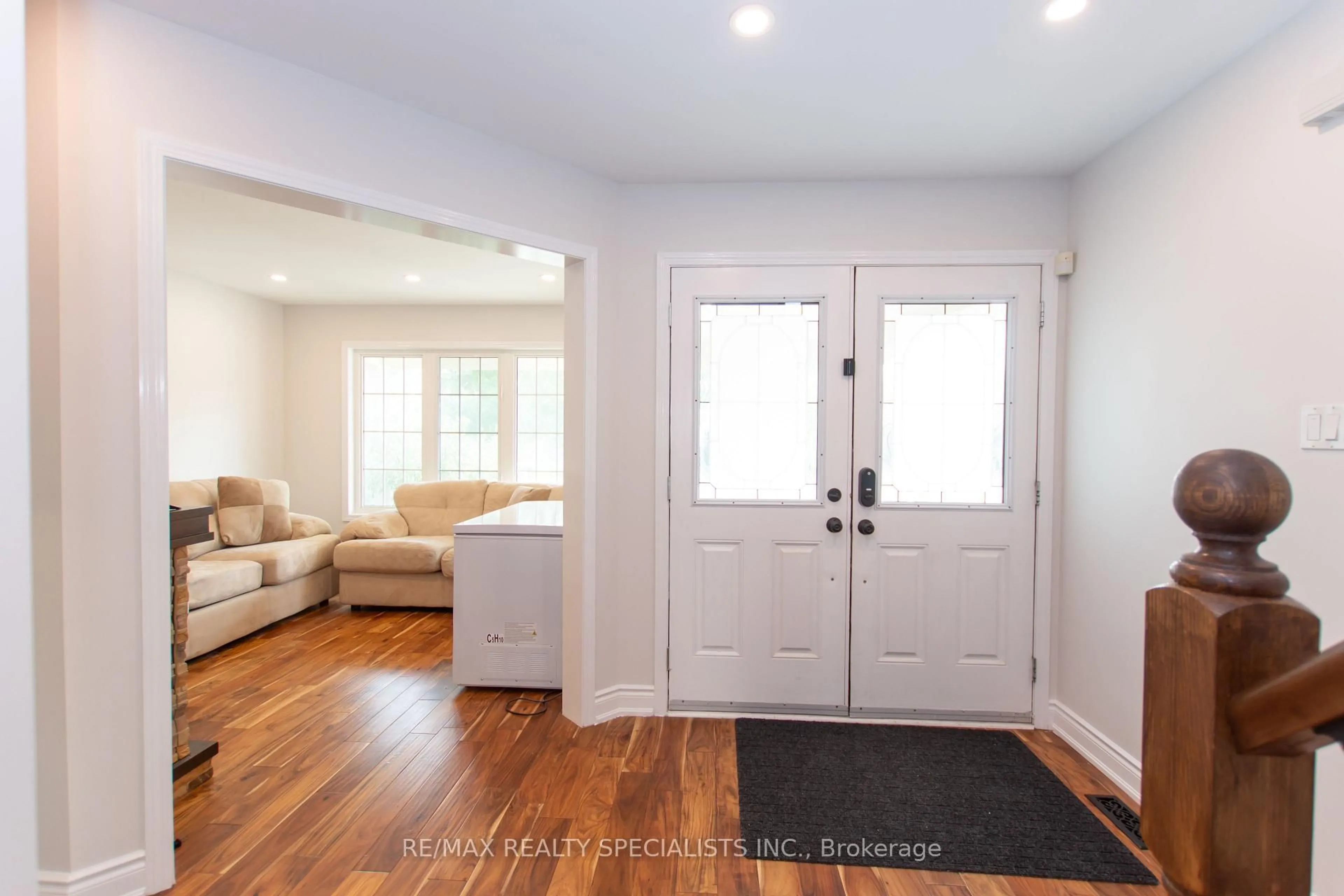 Indoor entryway for 929 Philbrook Dr, Milton Ontario L9T 0L3