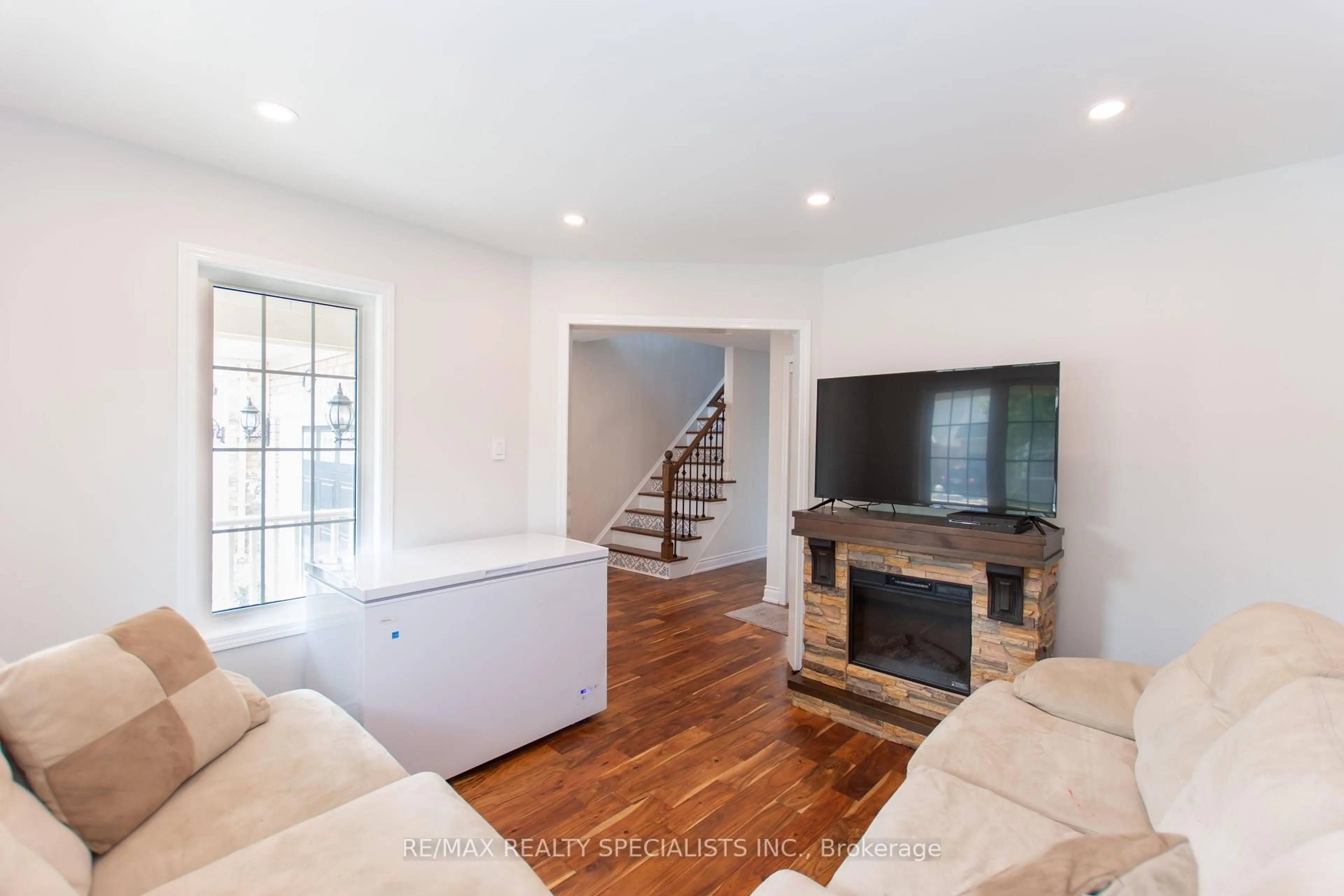 Living room with furniture, unknown for 929 Philbrook Dr, Milton Ontario L9T 0L3