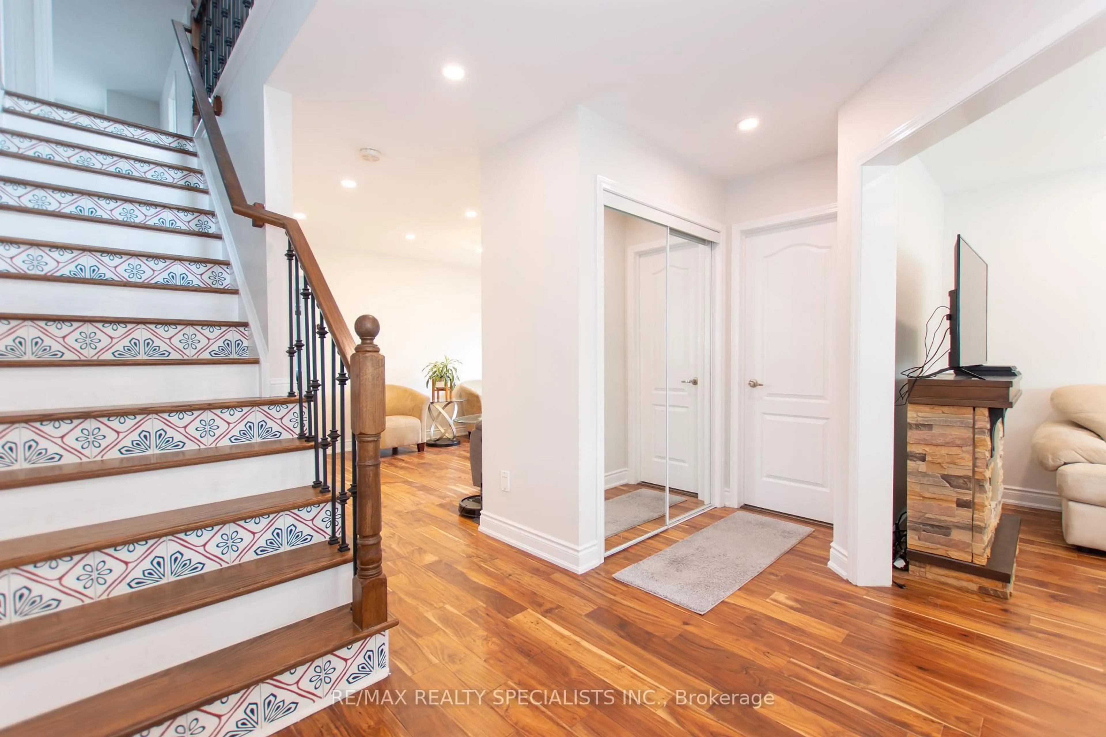 Indoor entryway for 929 Philbrook Dr, Milton Ontario L9T 0L3