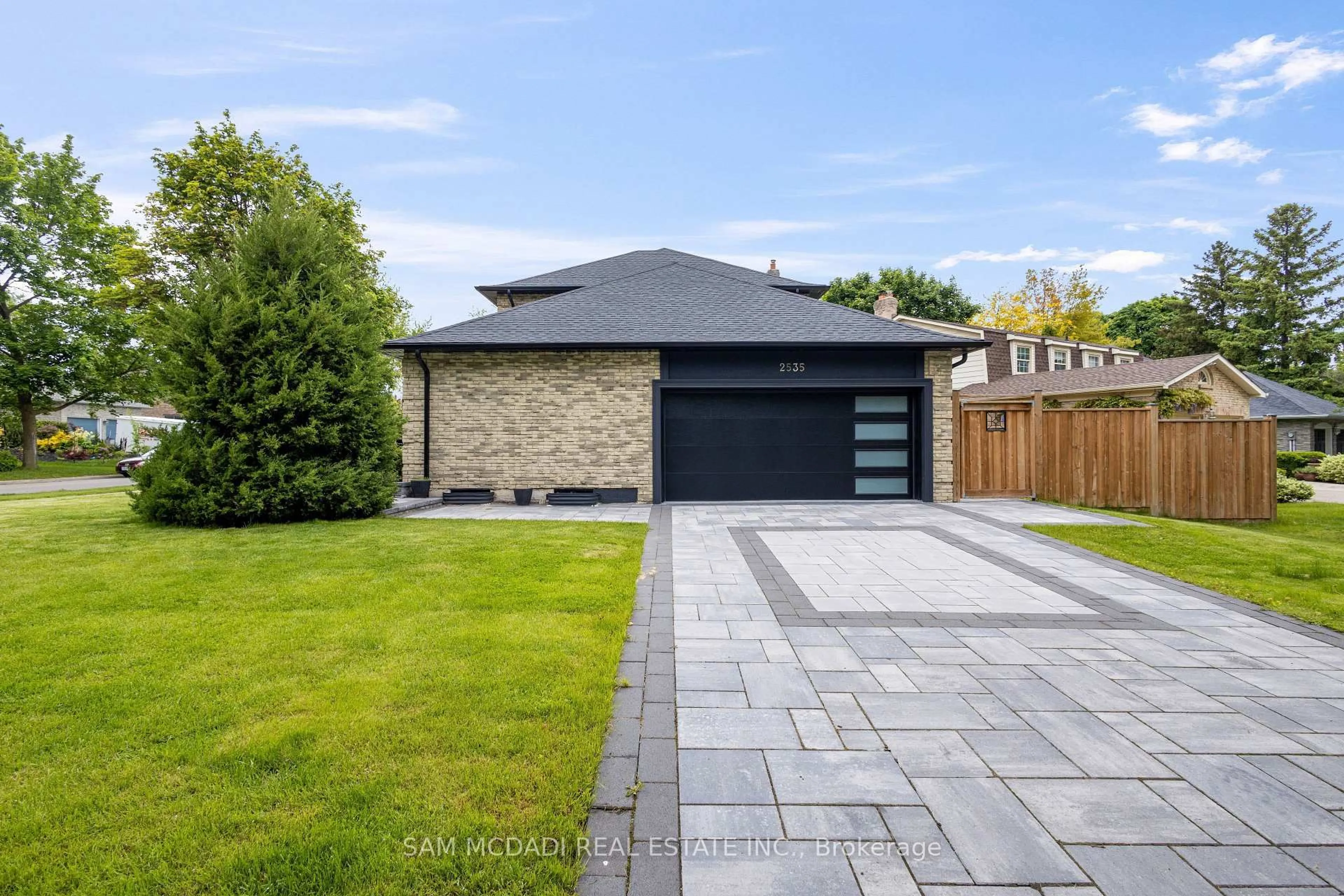 Home with brick exterior material, street for 2535 Robin Dr, Mississauga Ontario L5K 2G2