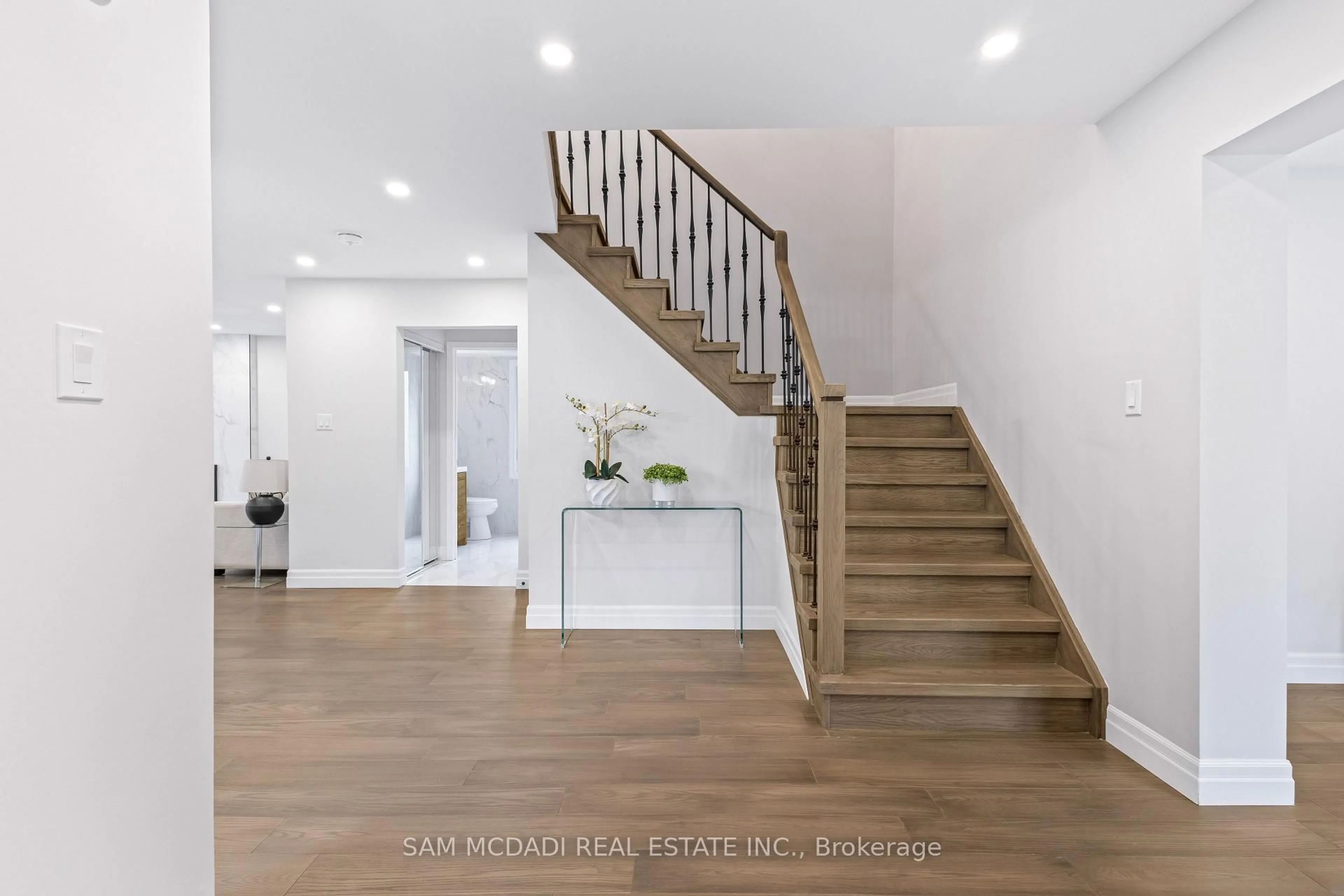 Unknown for 2535 Robin Dr, Mississauga Ontario L5K 2G2