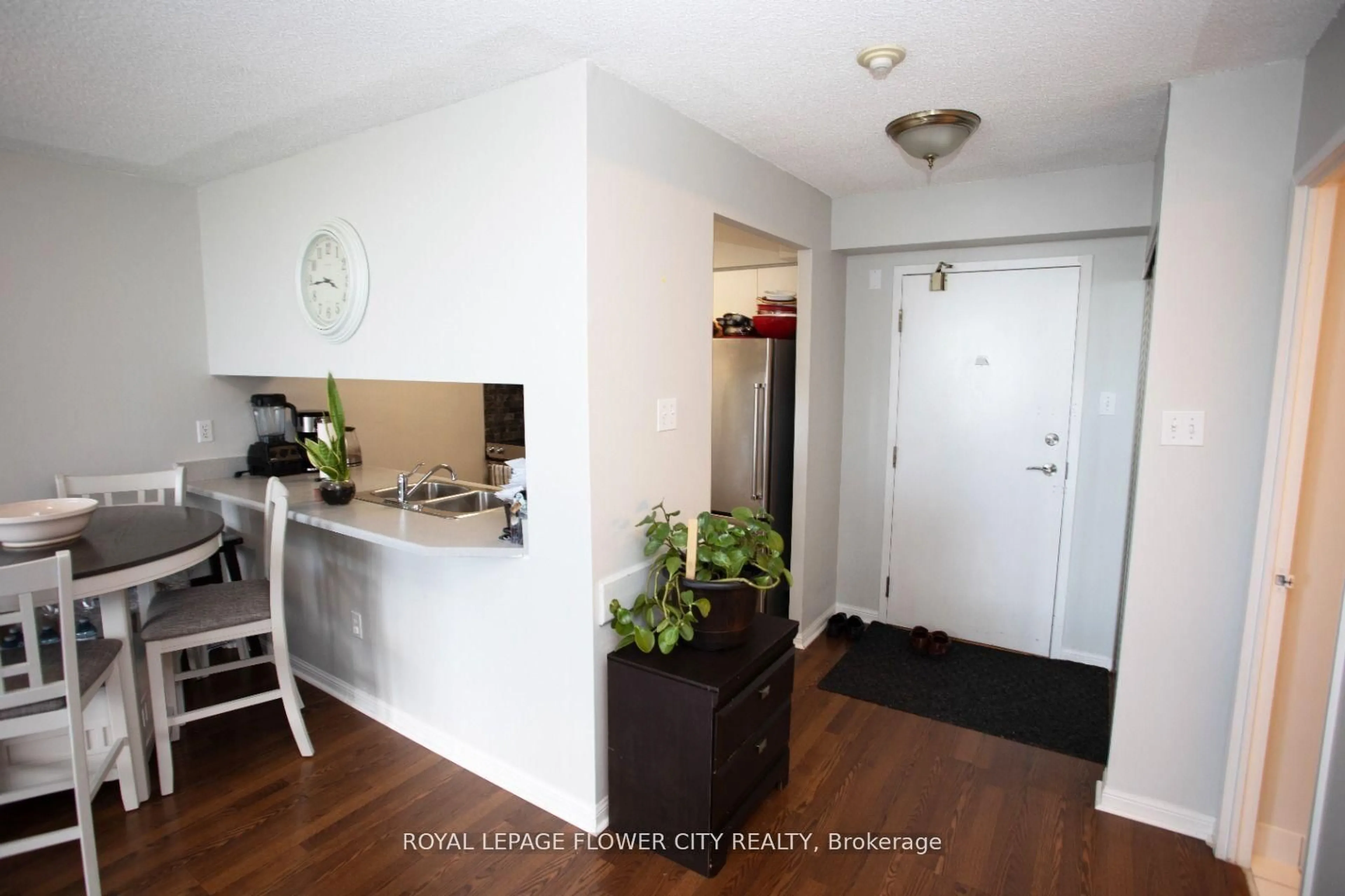 Indoor entryway for 10 Laurelcrest St #603, Brampton Ontario L6S 5Y3