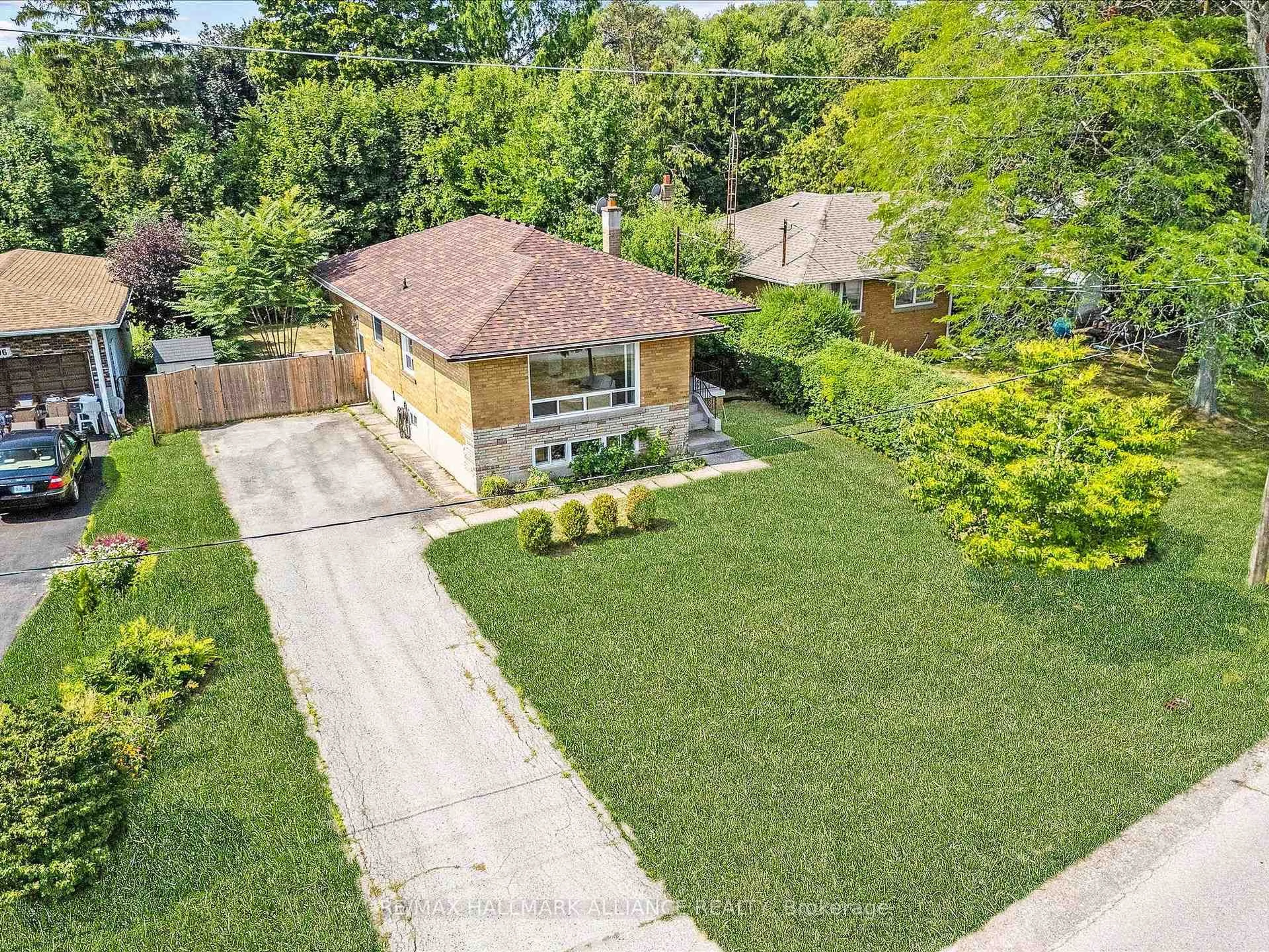 A pic from outside/outdoor area/front of a property/back of a property/a pic from drone, street for 300 Burton Rd, Oakville Ontario L6K 2K8