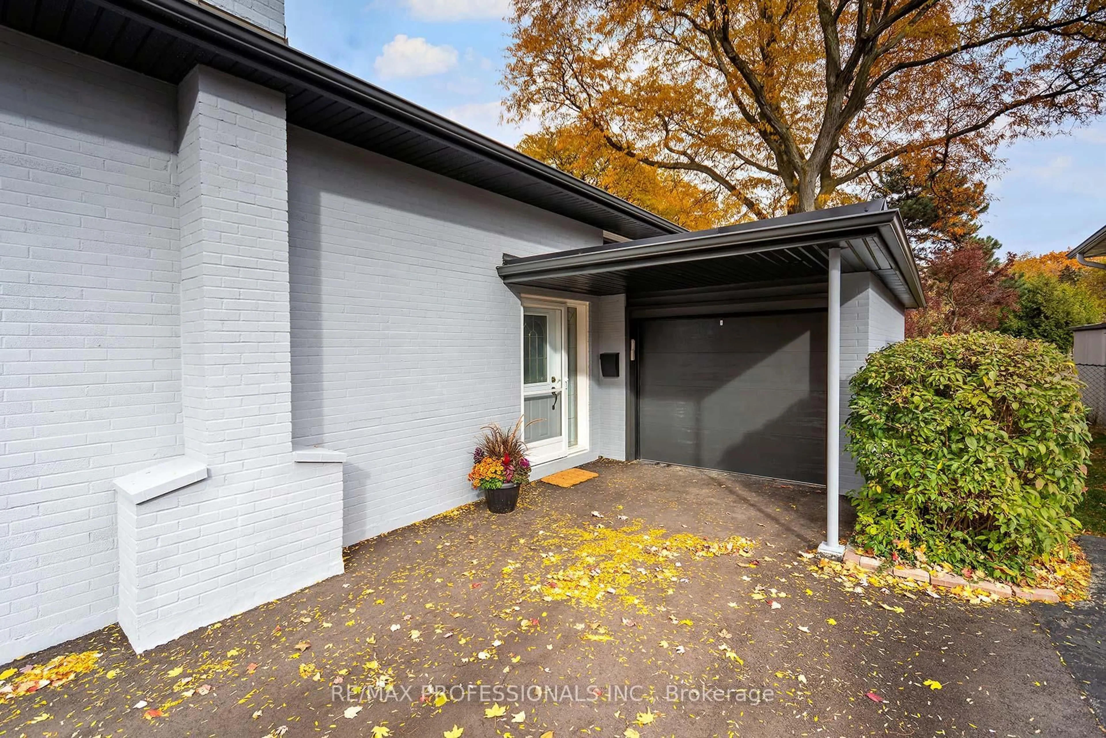 Home with brick exterior material, street for 17 Beaver Bend Cres, Toronto Ontario M9B 5P7
