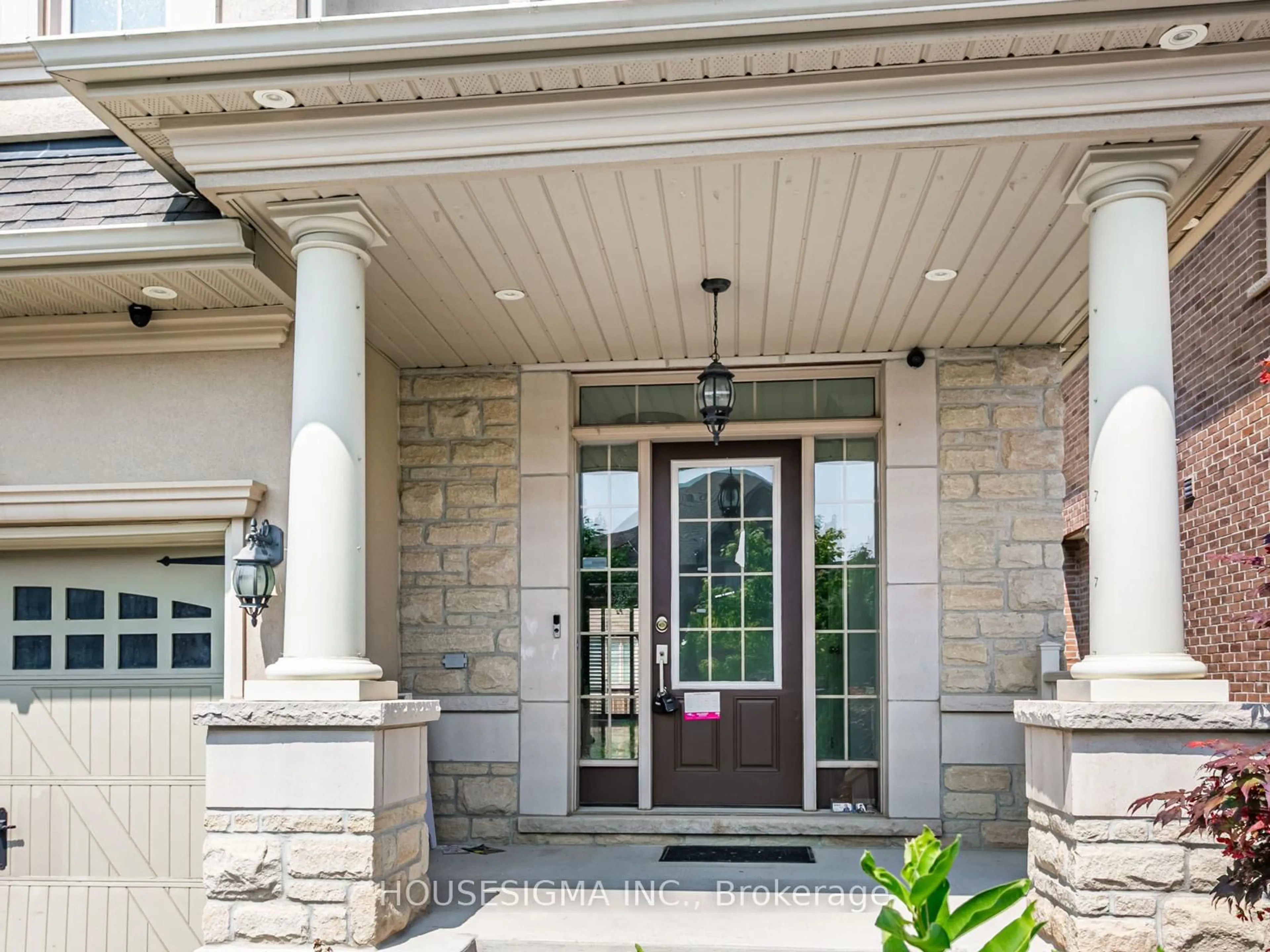 Indoor entryway for 12 Bear Run Rd, Brampton Ontario L6X 2Y9